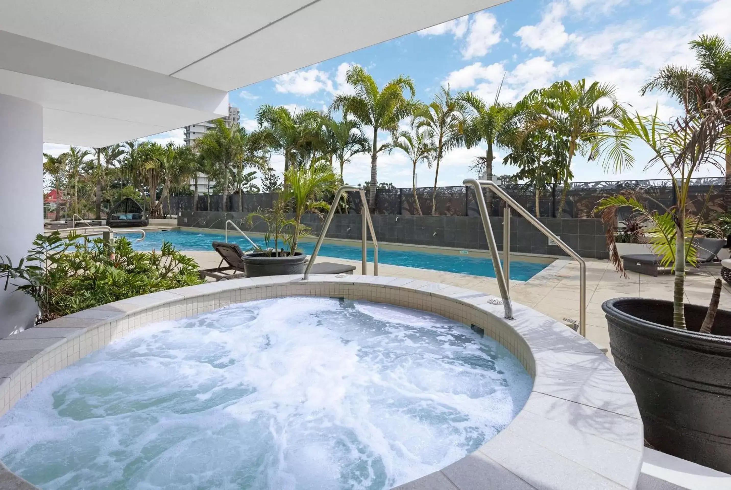 Hot Tub, Swimming Pool in Wyndham Resort Surfers Paradise