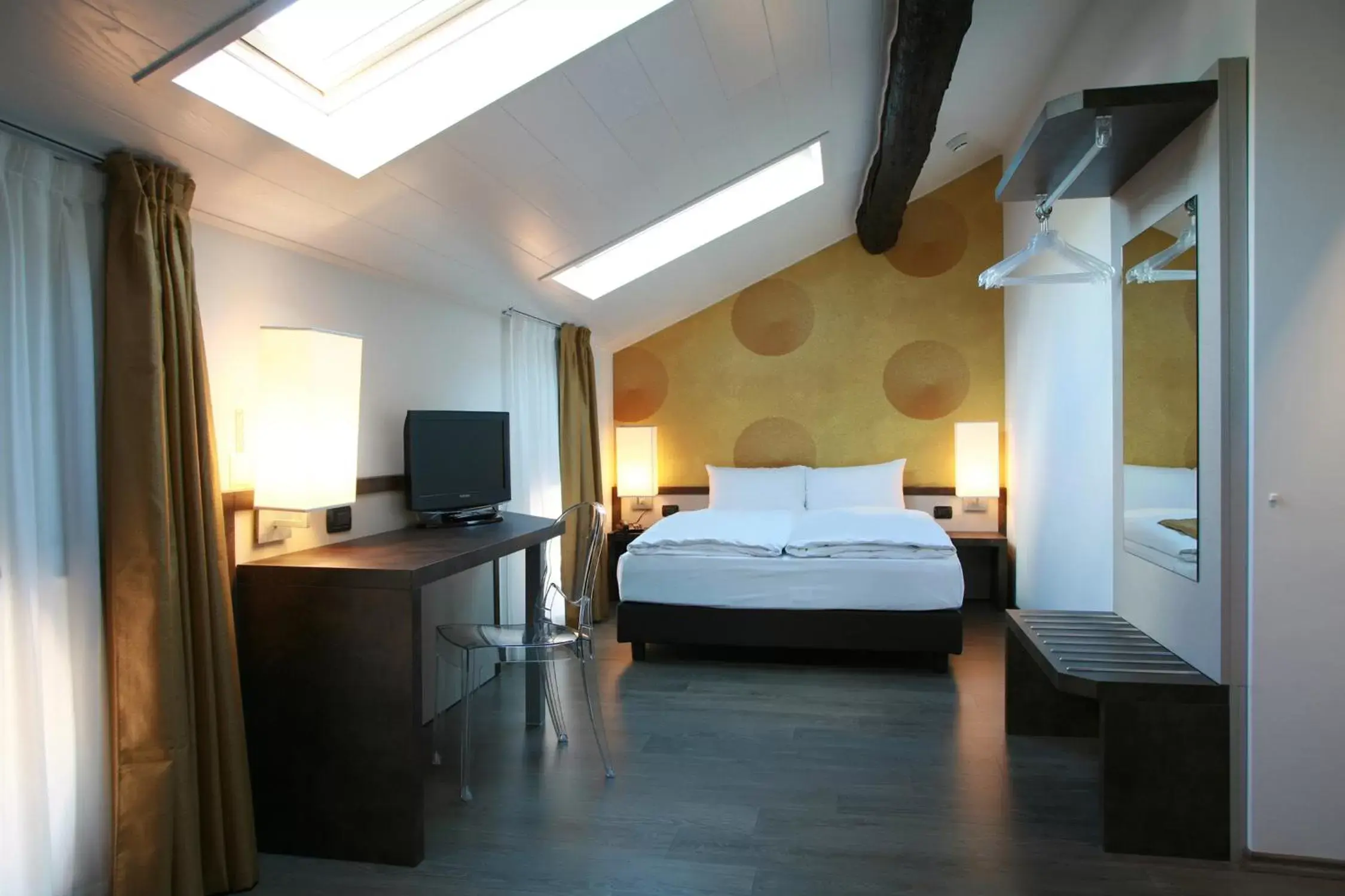 Photo of the whole room, Bed in Hotel Internazionale Bellinzona