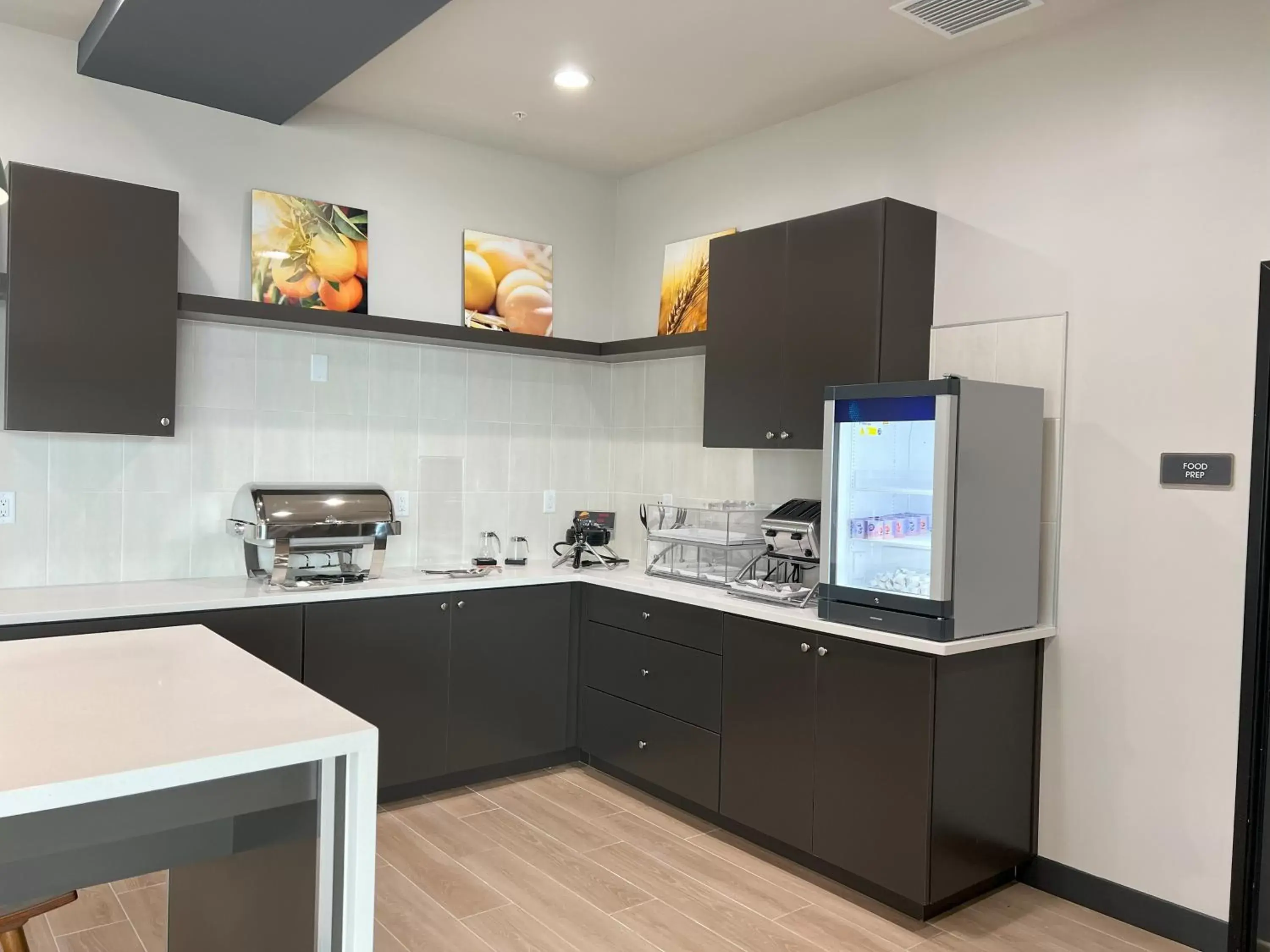 Breakfast, Kitchen/Kitchenette in Comfort Inn & Suites New Port Richey Downtown District