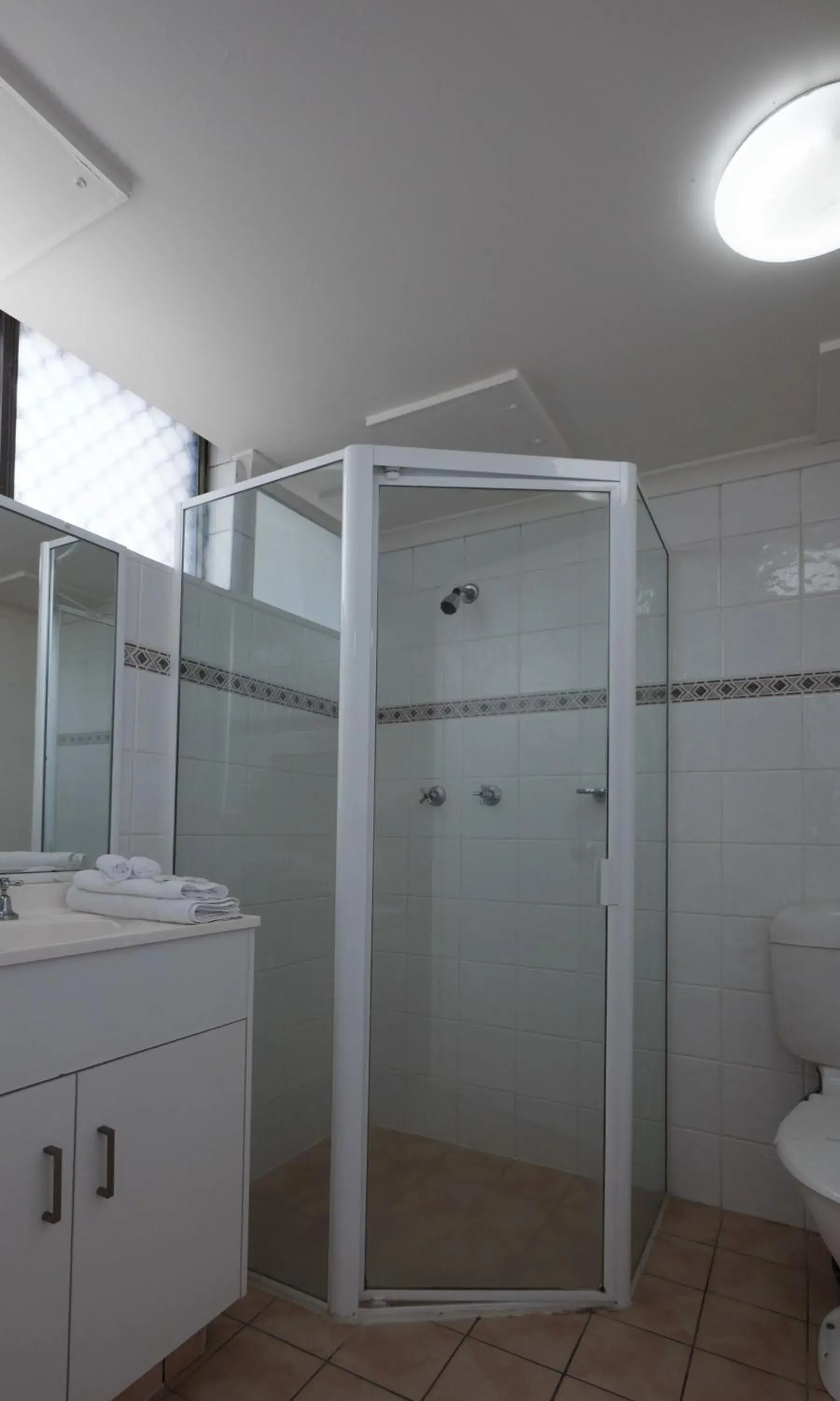 Shower, Bathroom in Enderley Gardens Resort