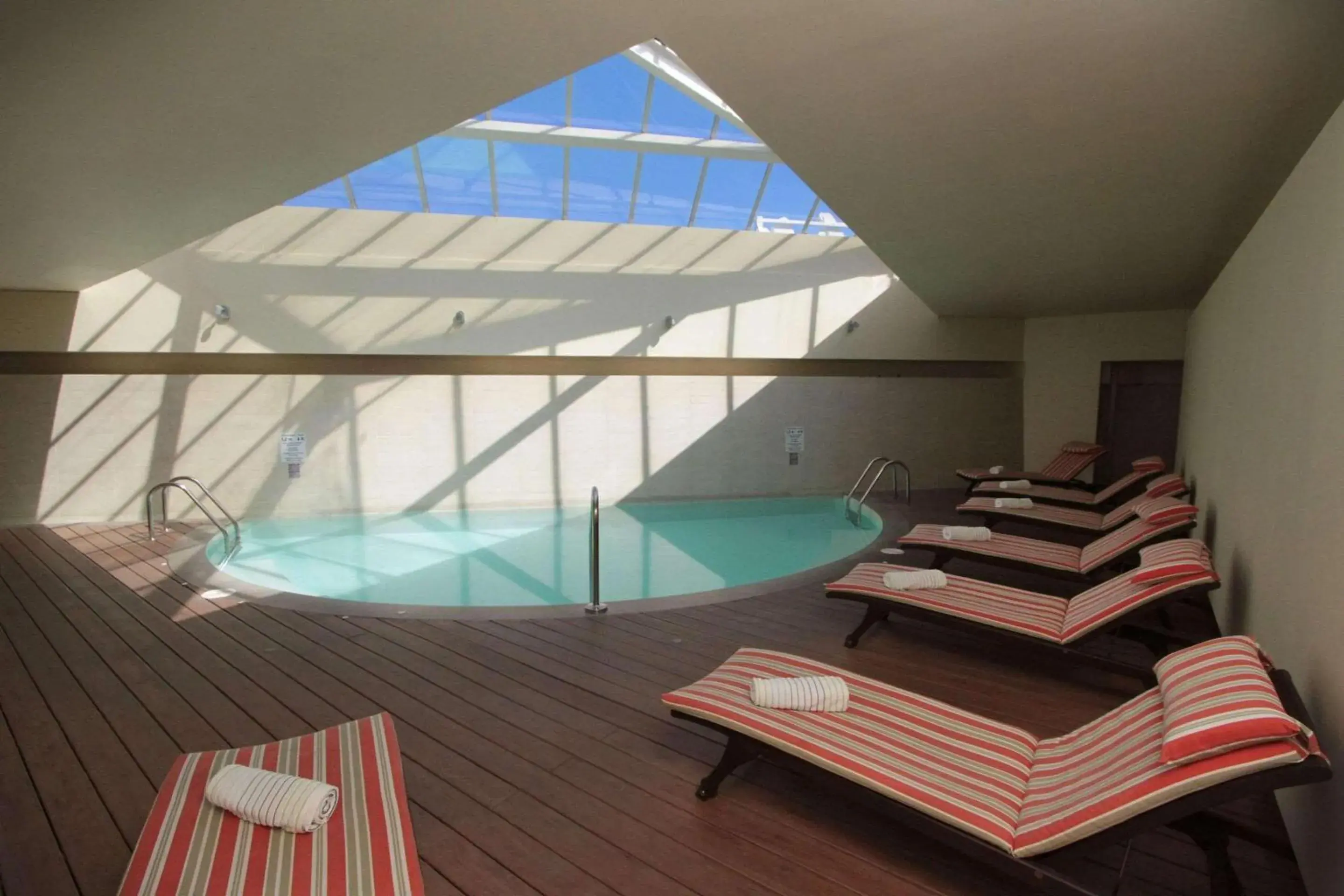 Swimming pool, Bed in Radisson Hotel Puerto Varas