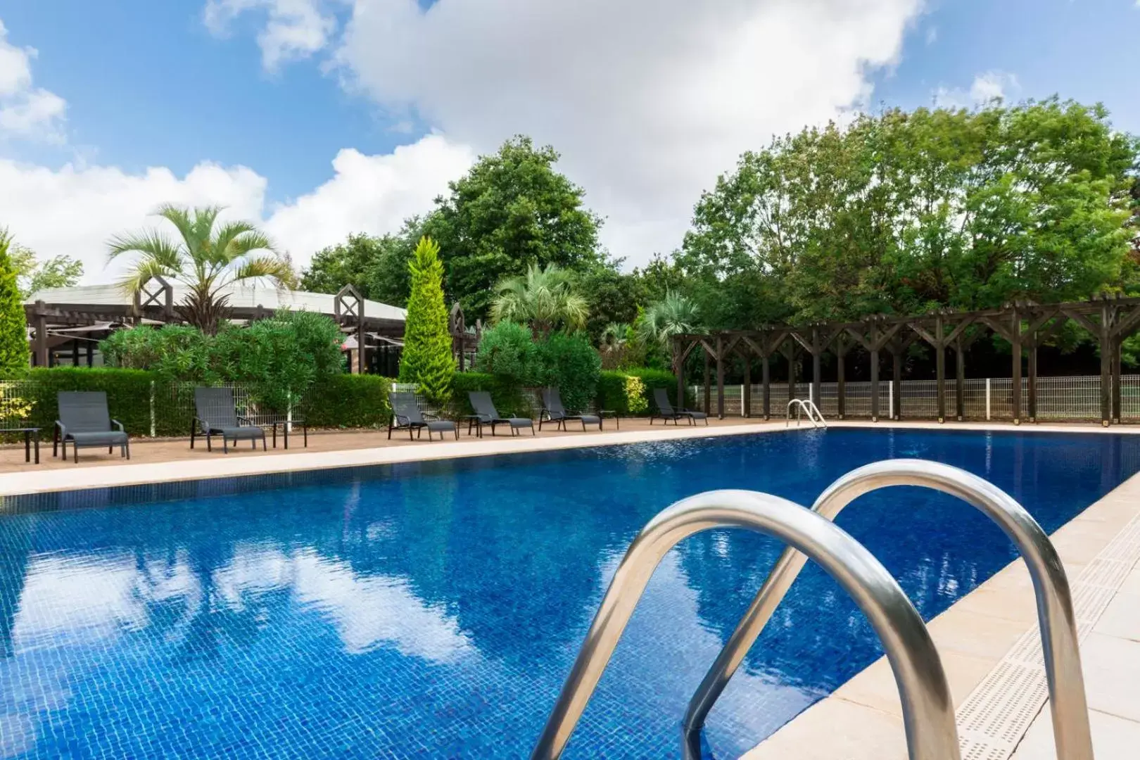 Swimming Pool in Hôtel Oceania Nantes