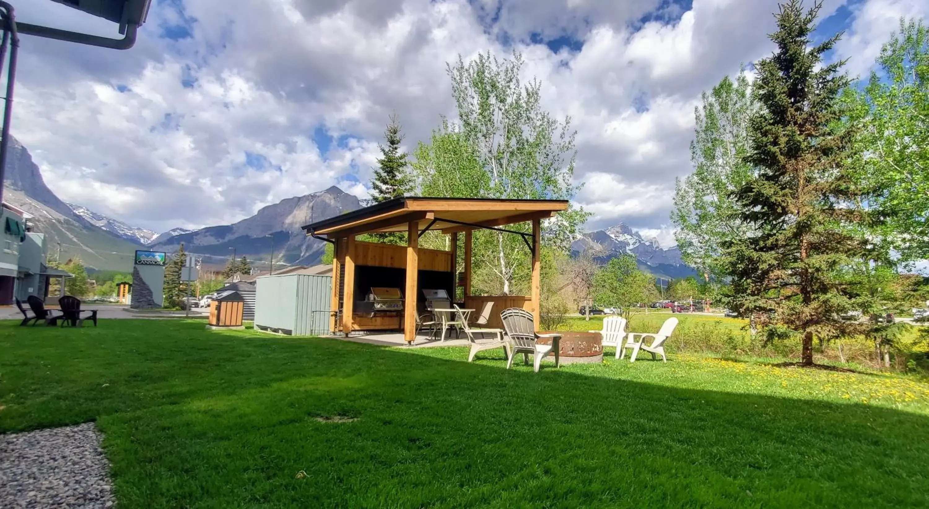 BBQ facilities, Garden in Sunset Resorts Canmore and Spa