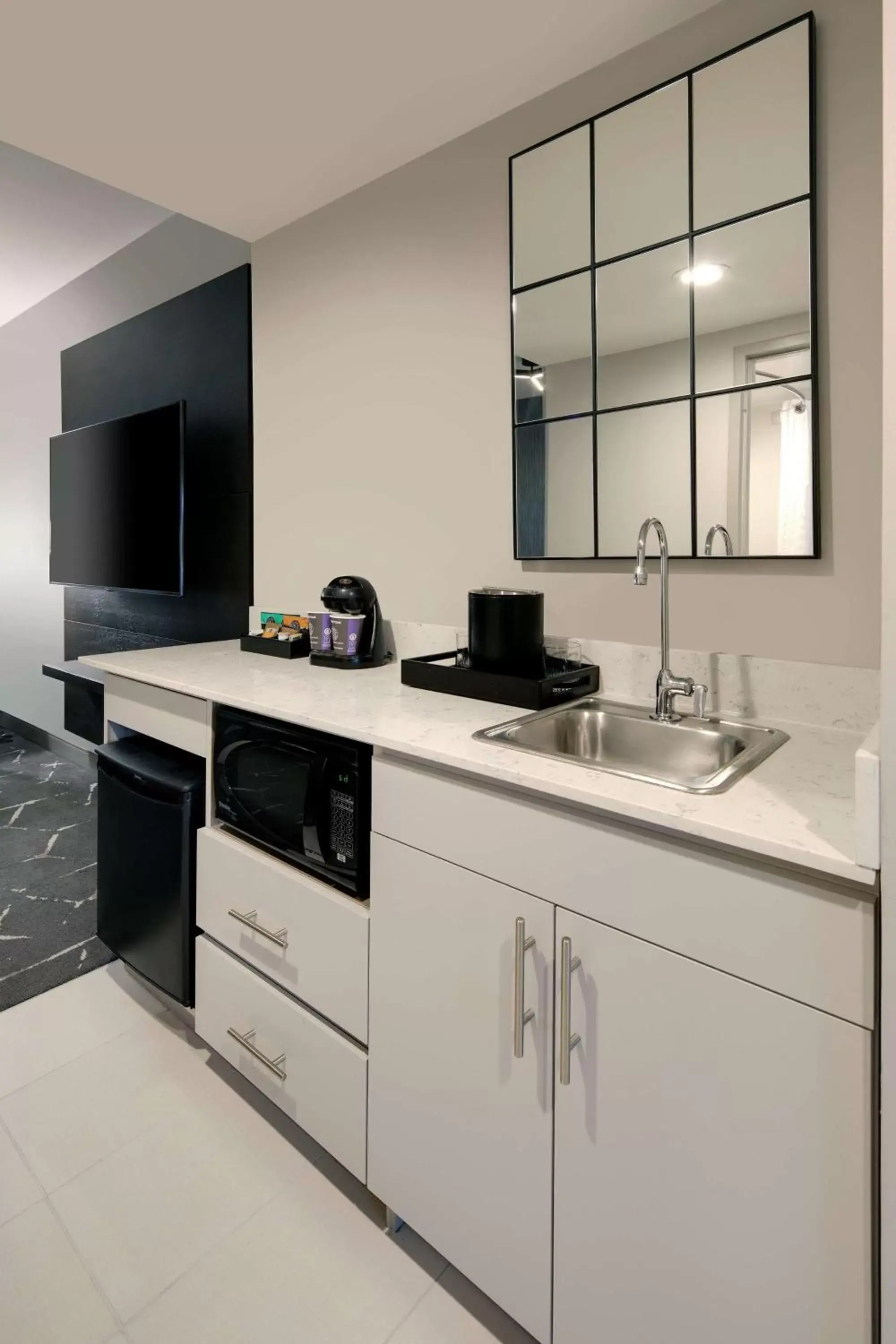 Bedroom, Kitchen/Kitchenette in Embassy Suites by Hilton Atlanta Perimeter Center