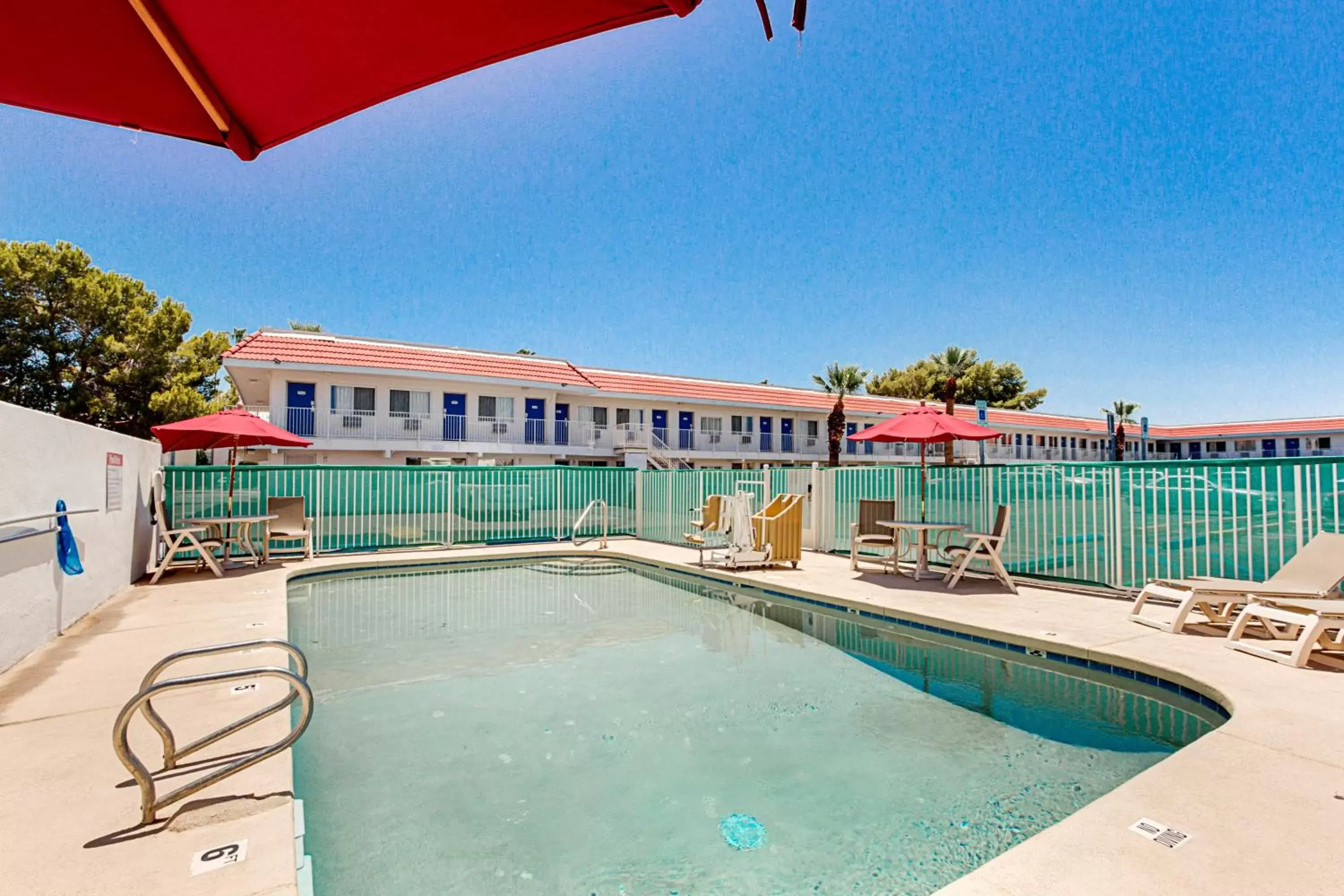 Swimming pool, Property Building in Motel 6-Tempe, AZ - Scottsdale South