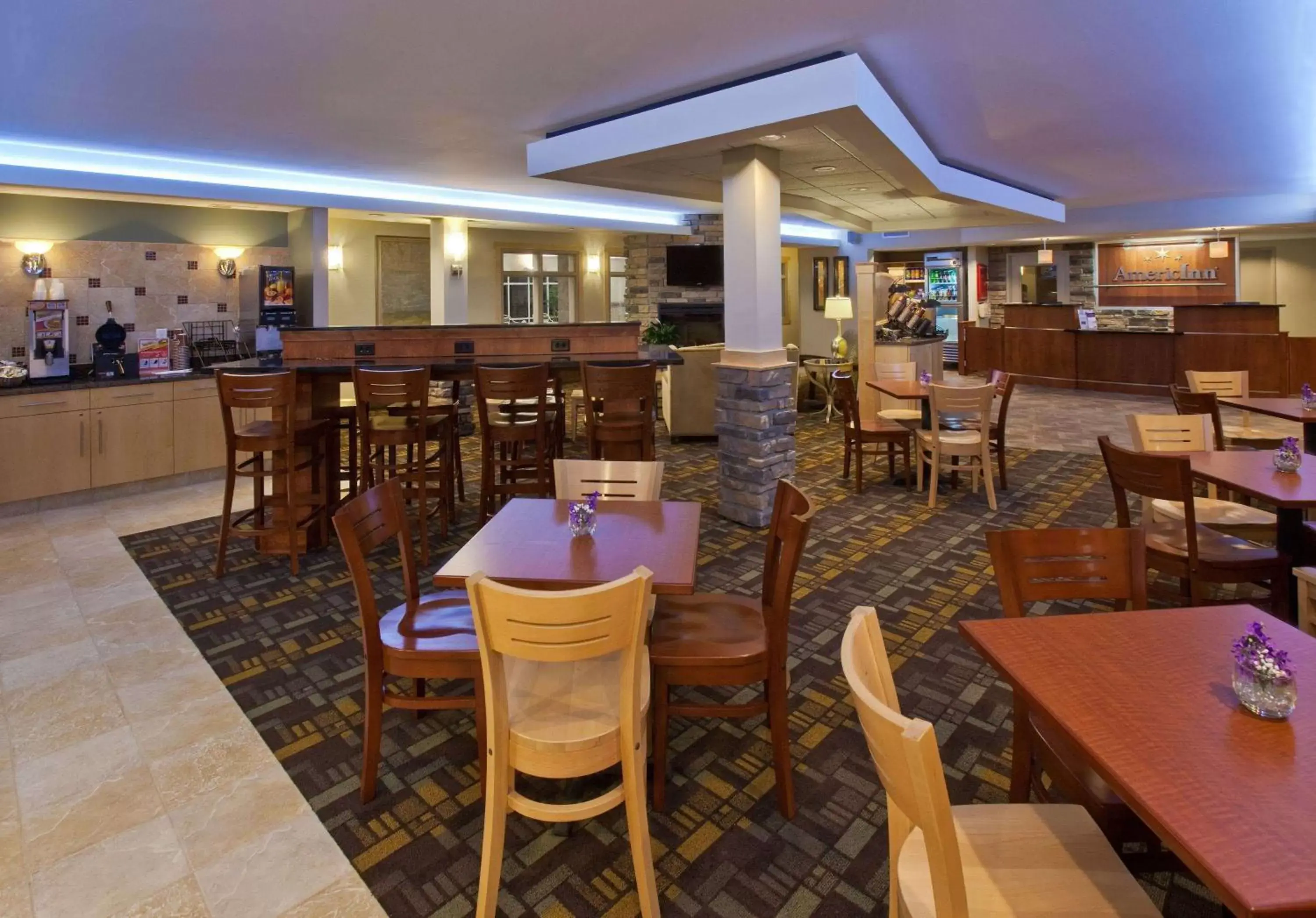Seating area, Restaurant/Places to Eat in AmericInn by Wyndham Fairfield