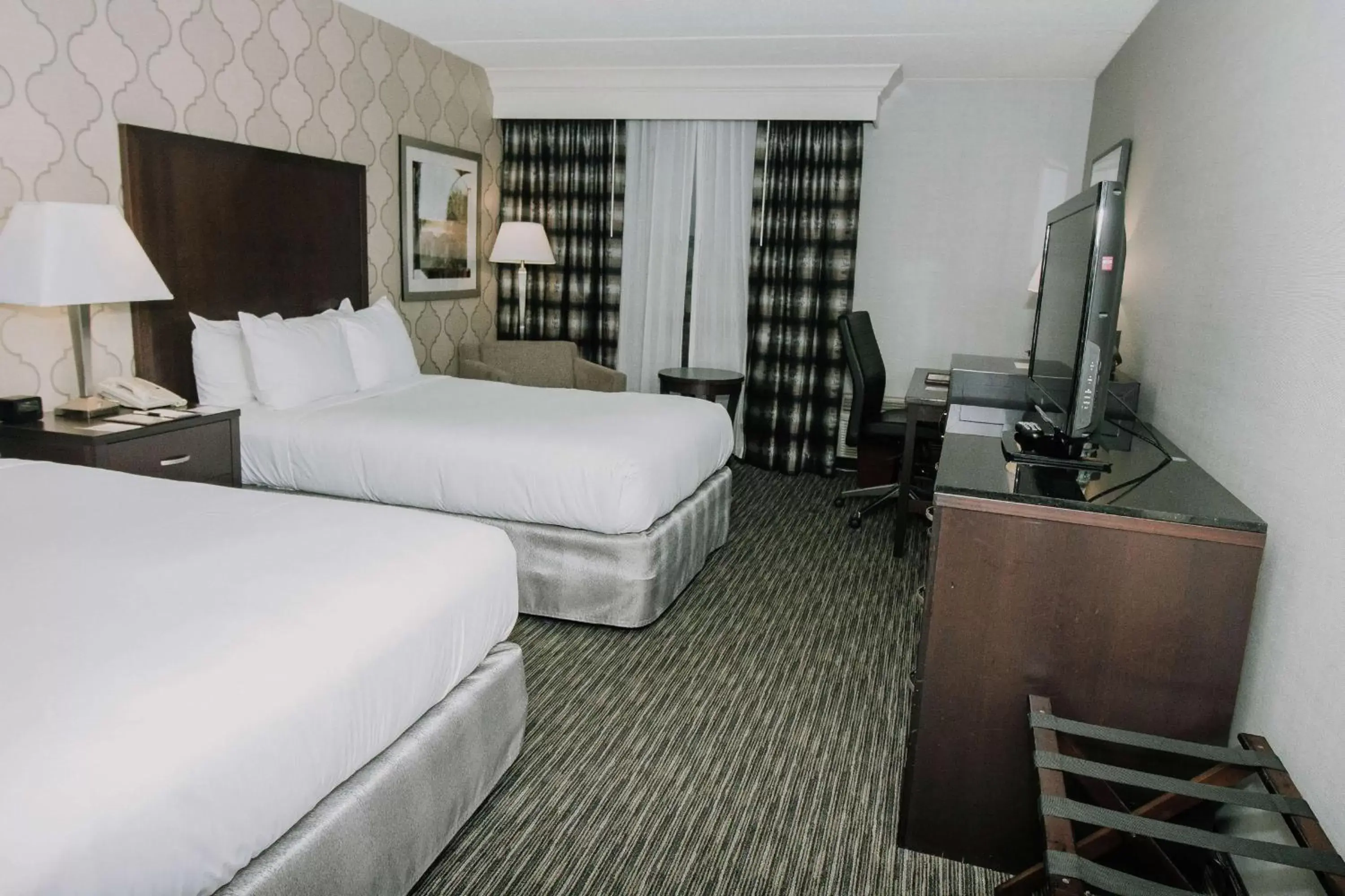 Bedroom, Bed in DoubleTree by Hilton Dearborn