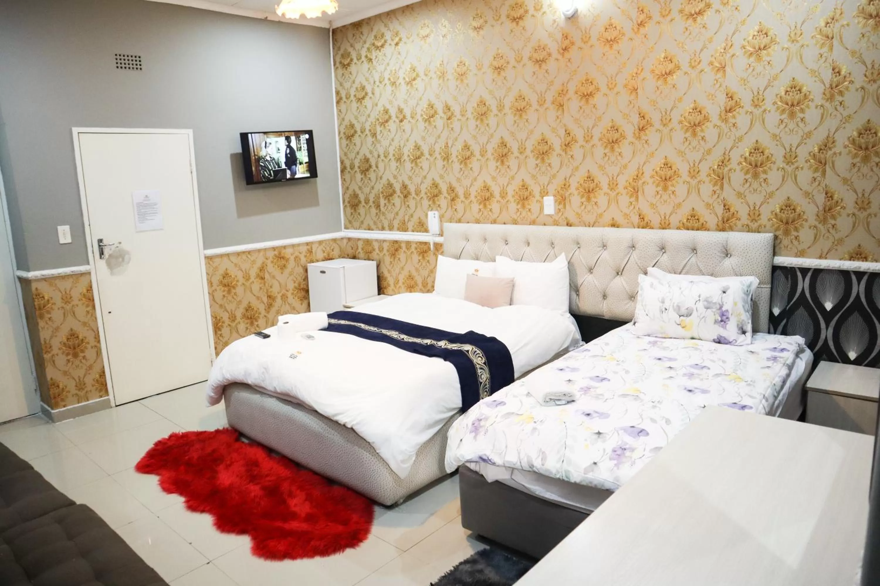 Bedroom, Bed in Gold Crown International Hotel Johannesburg