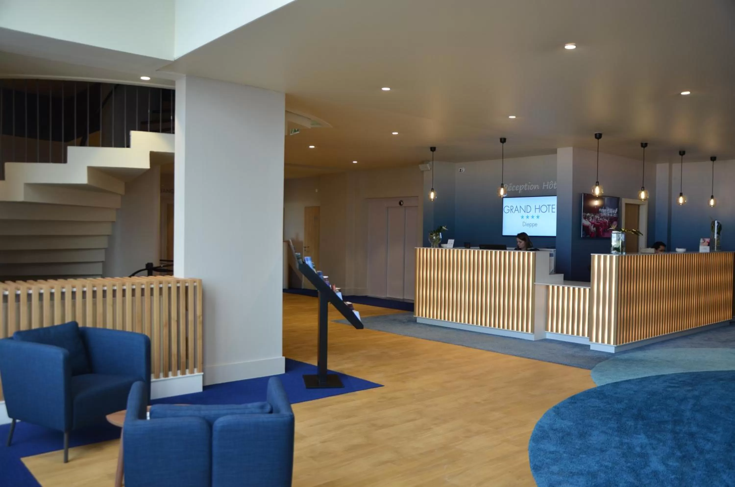 Lobby or reception in L'Échappée - Hôtel Casino Dieppe