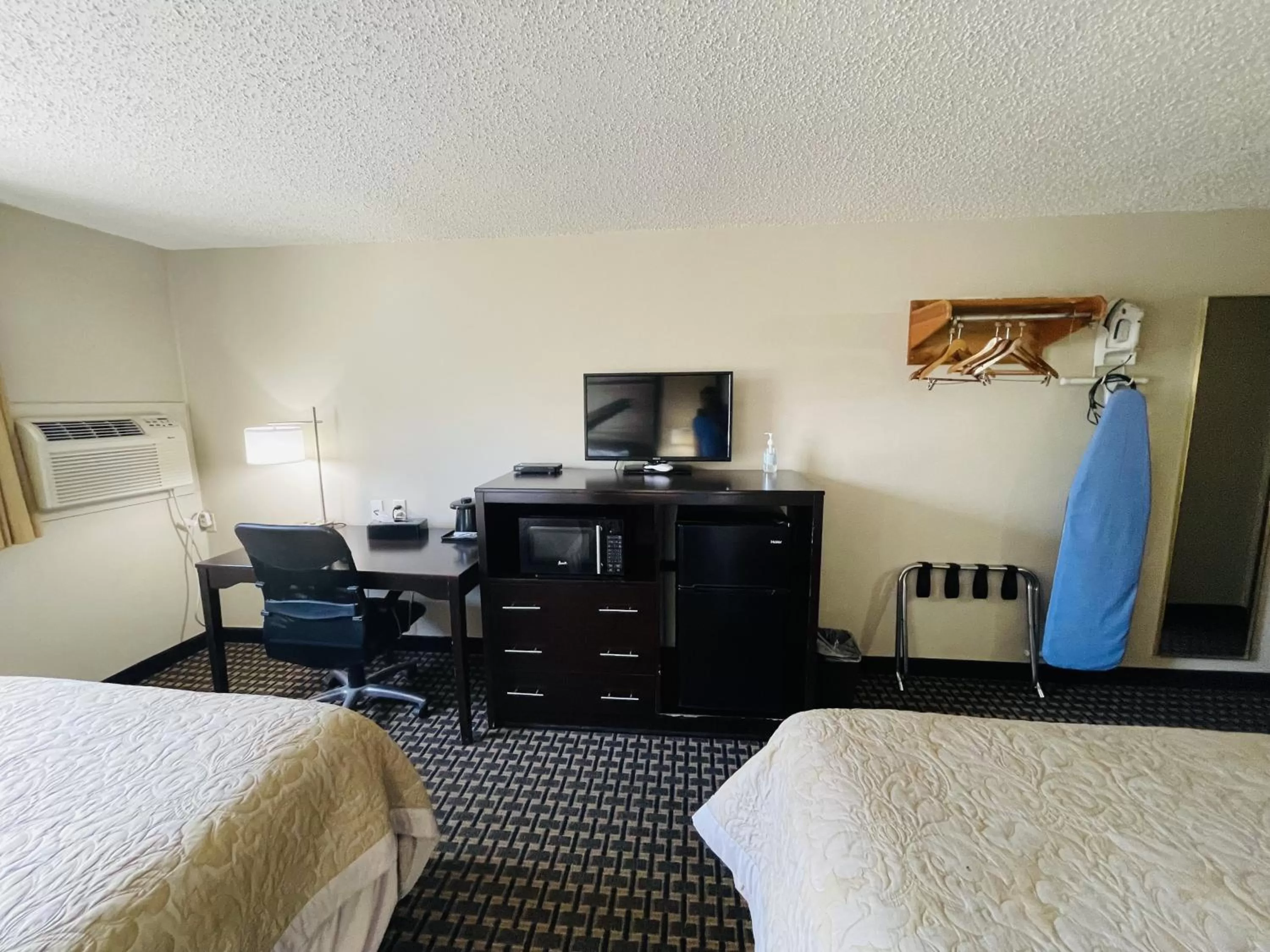 Living room, Bed in Super 8 by Wyndham Clear Lake
