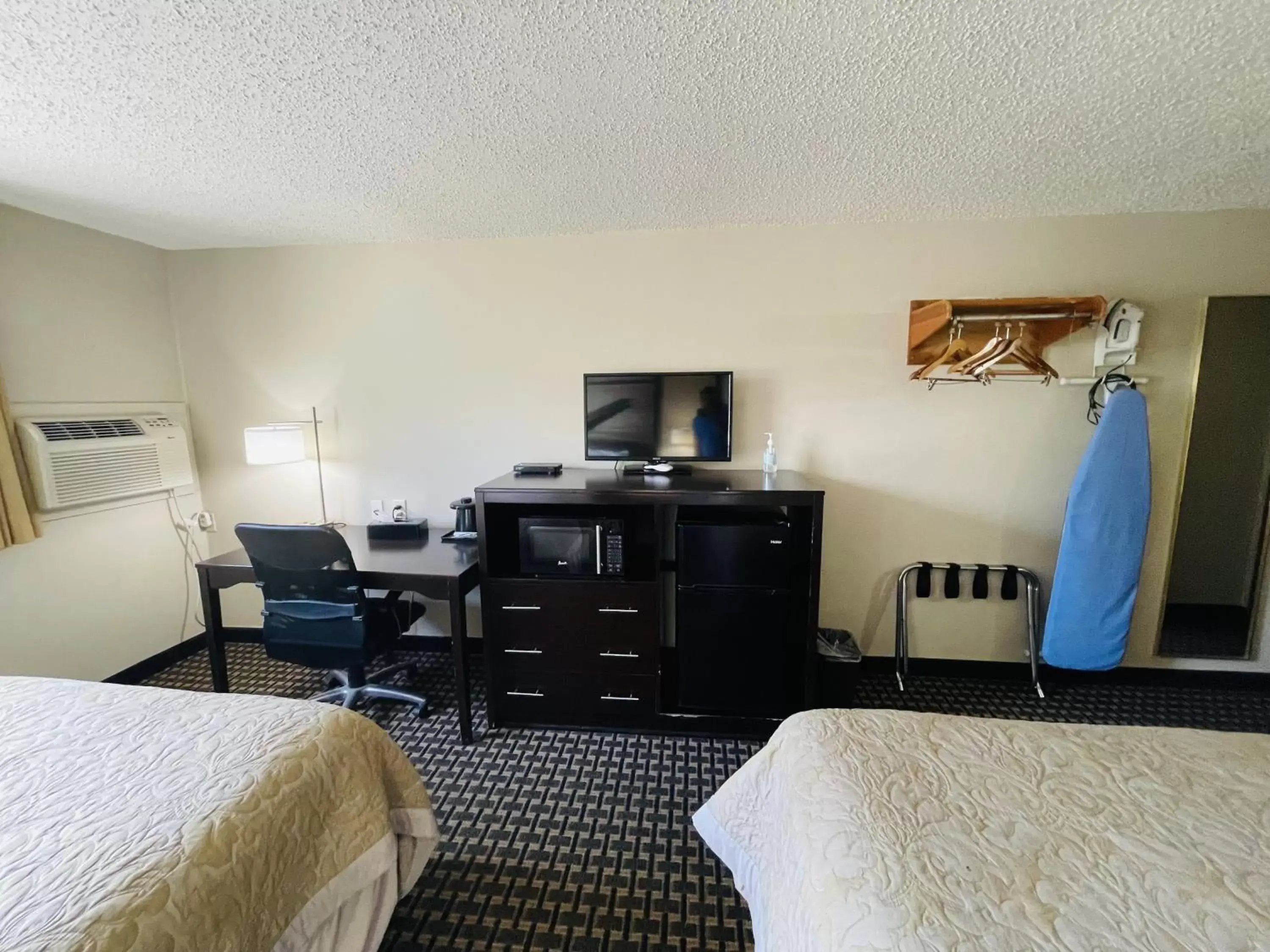Living room, TV/Entertainment Center in Super 8 by Wyndham Clear Lake