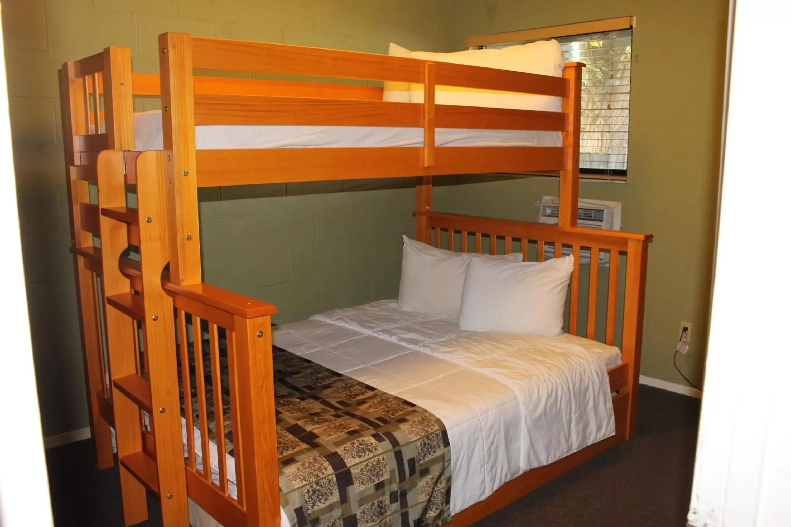Bed, Bunk Bed in Big Pines Mountain House