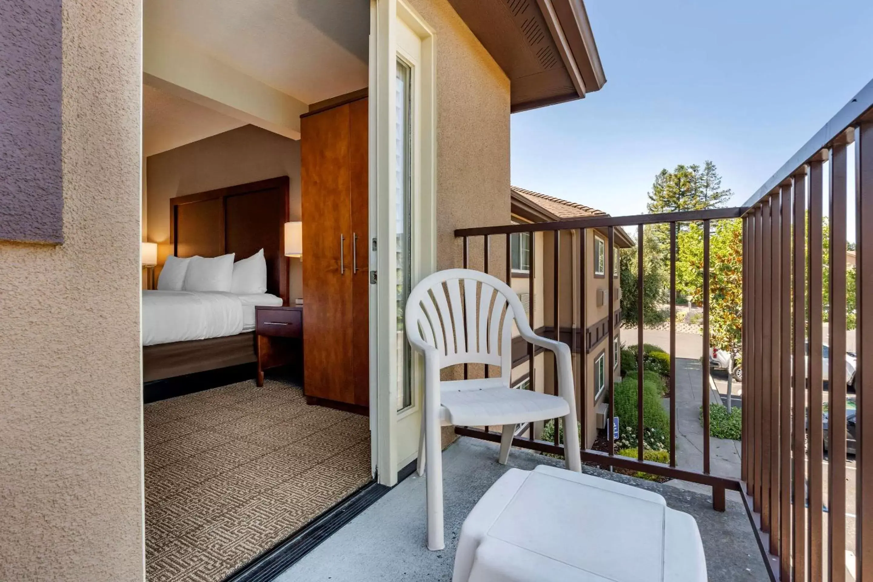 Bedroom in Comfort Inn & Suites Ukiah Mendocino County