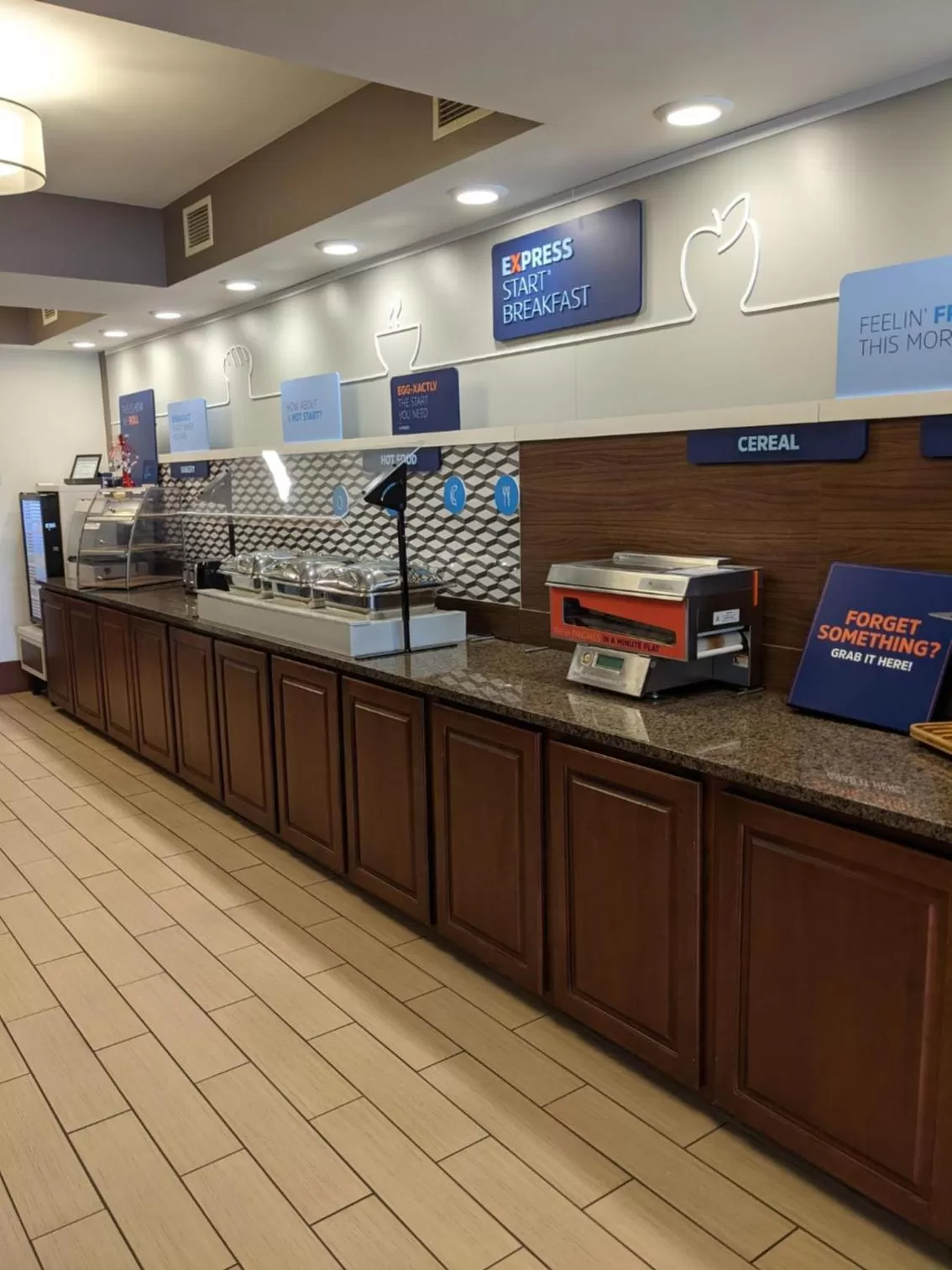 Breakfast in Holiday Inn Express Cedar Rapids - Collins Road by IHG