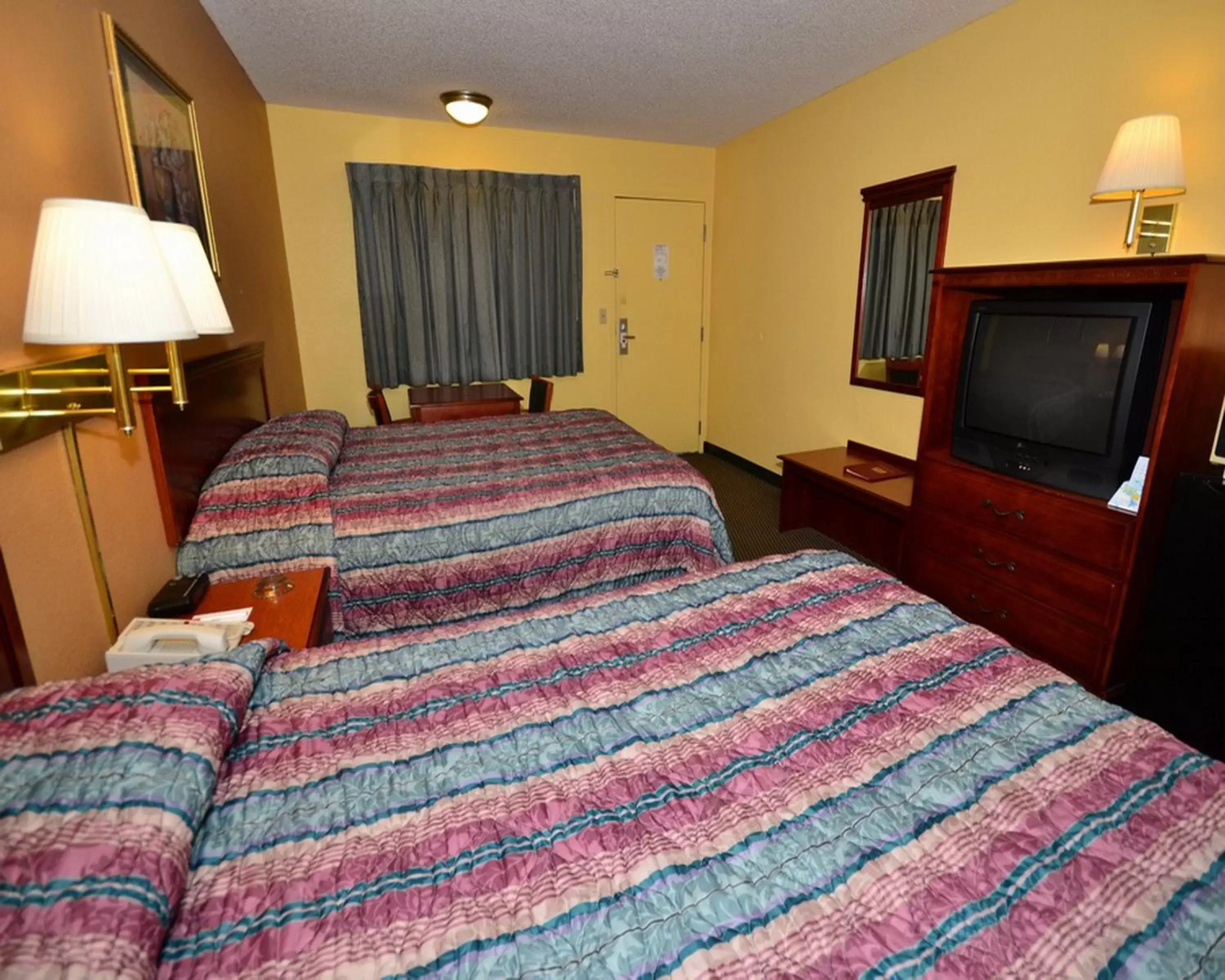 Standard Queen Room with Two Queen Beds - Non-Smoking in Econo Lodge Saint Robert Standard Queen Room with Two Queen Beds - Non-Smoking in Econo Lodge Saint Robert