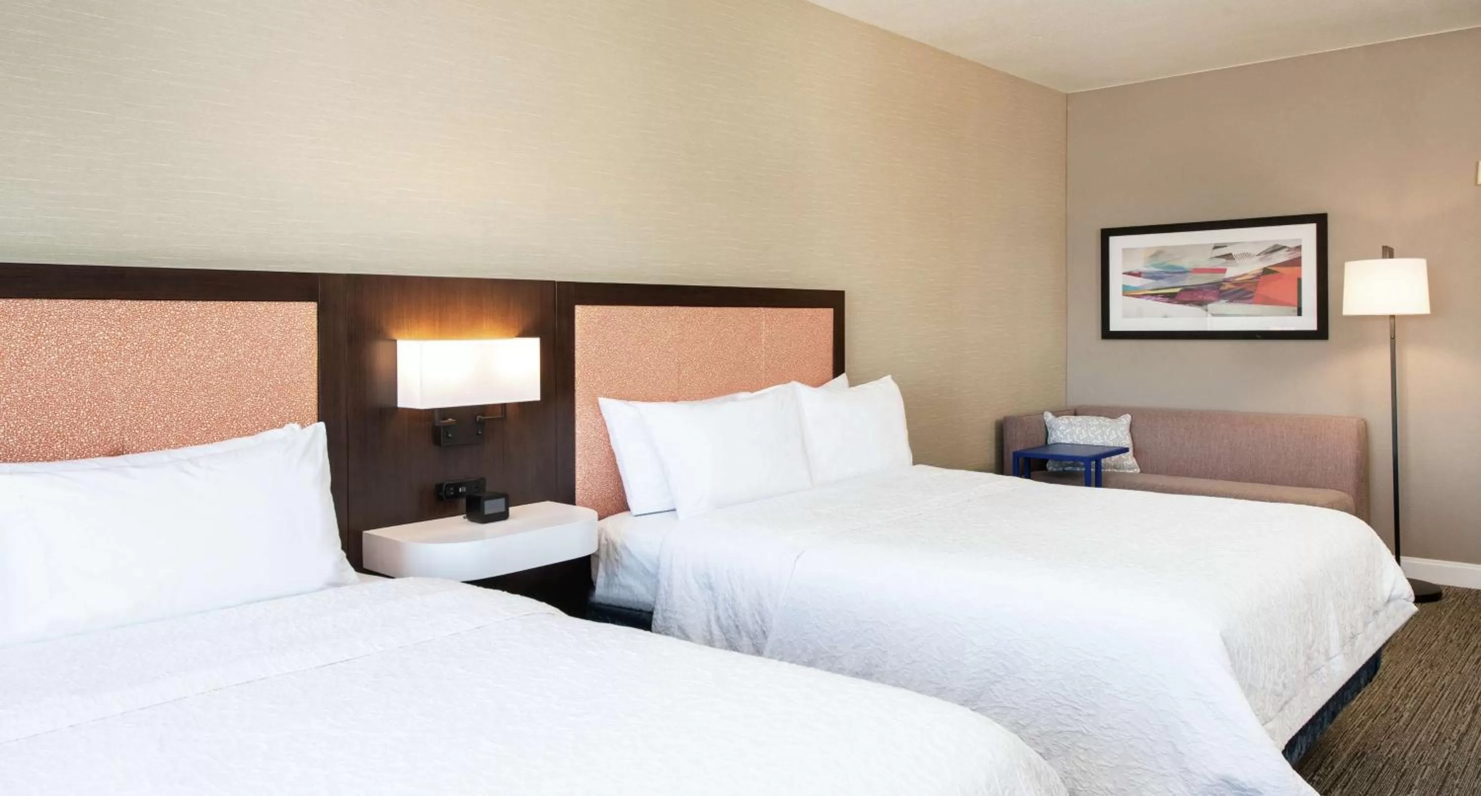 Bedroom, Bed in Hampton Inn Phoenix Airport North