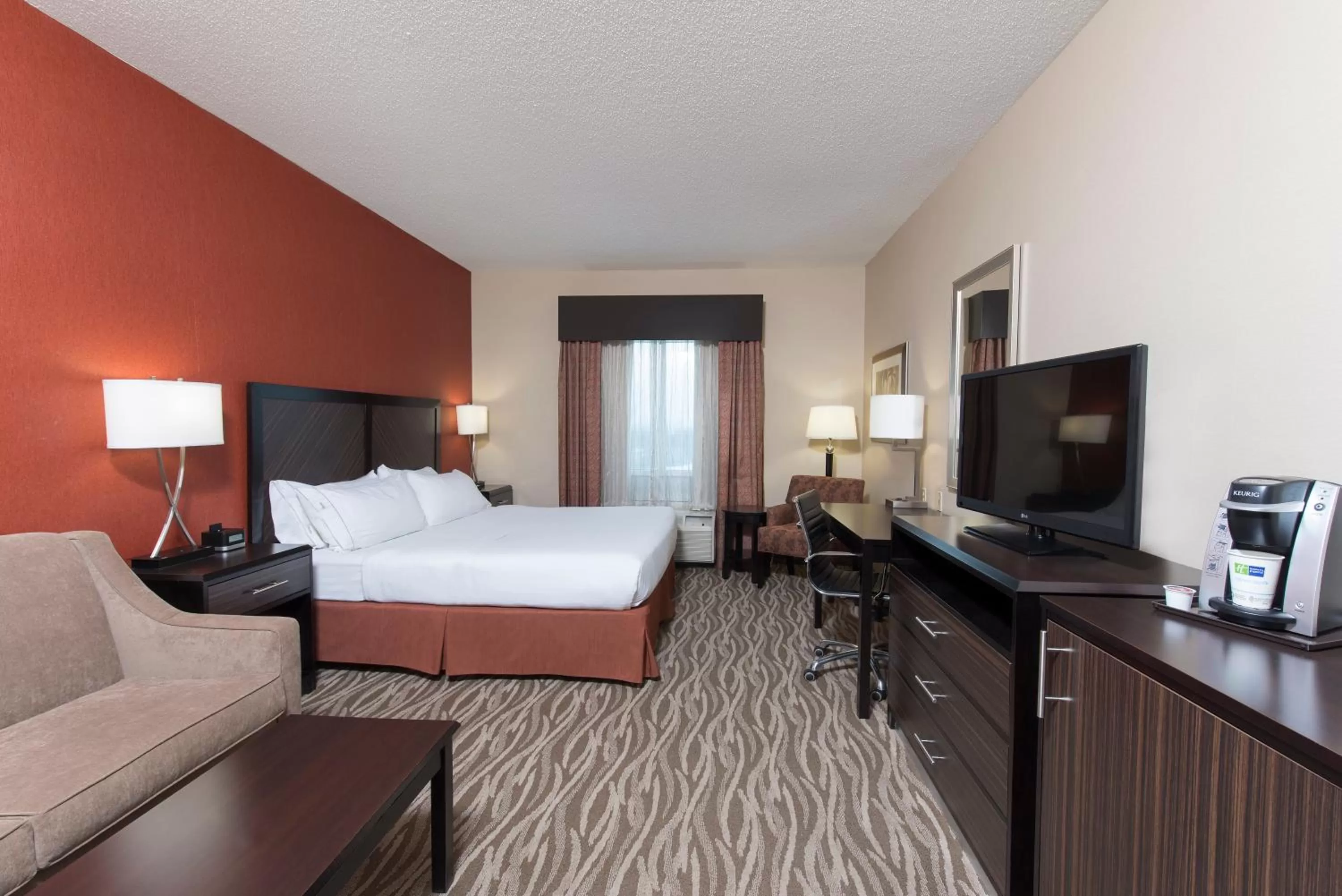Photo of the whole room, Bed in Holiday Inn Express Hotel & Suites Grand Rapids-North by IHG