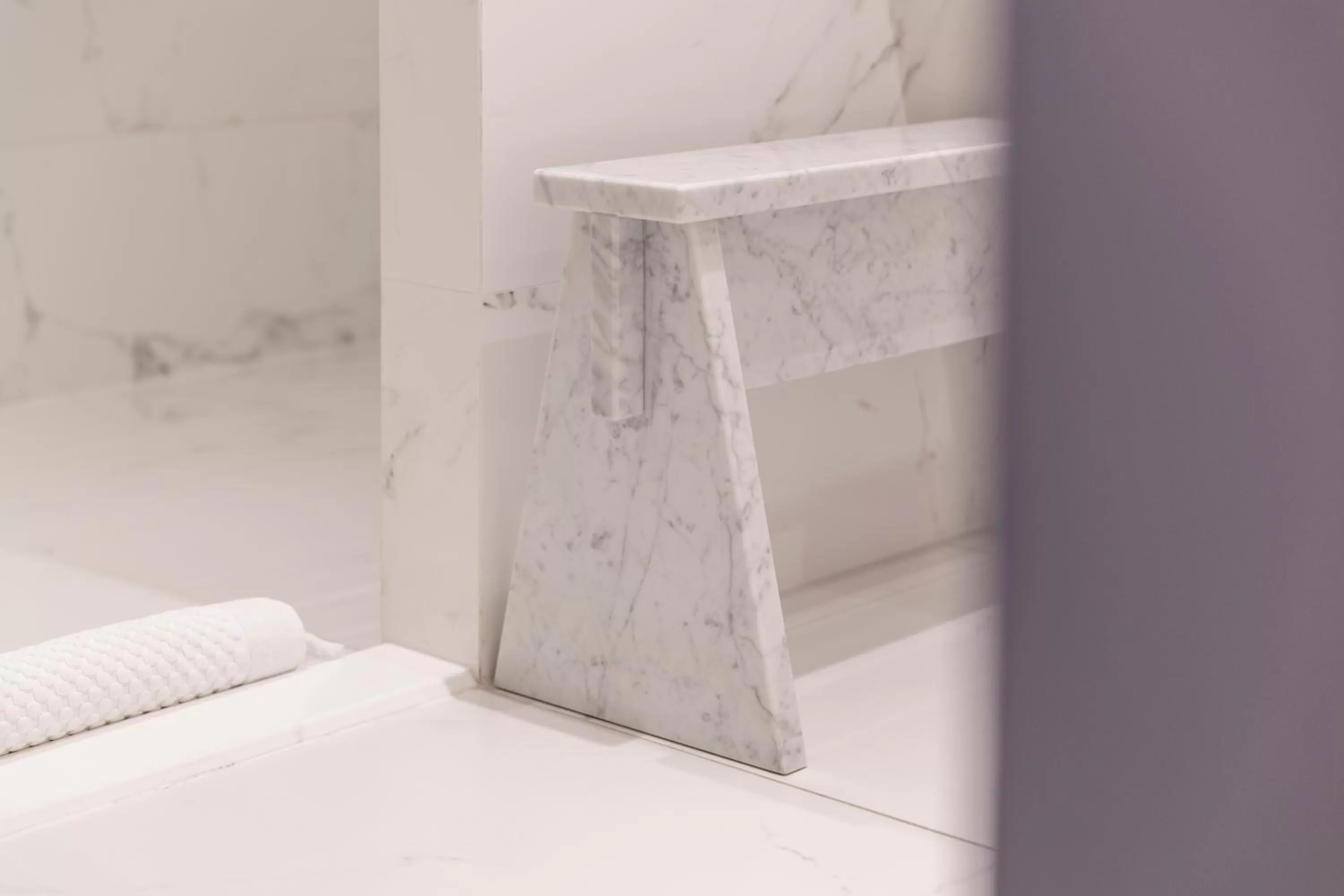 Shower, Bed in Yndo Hôtel