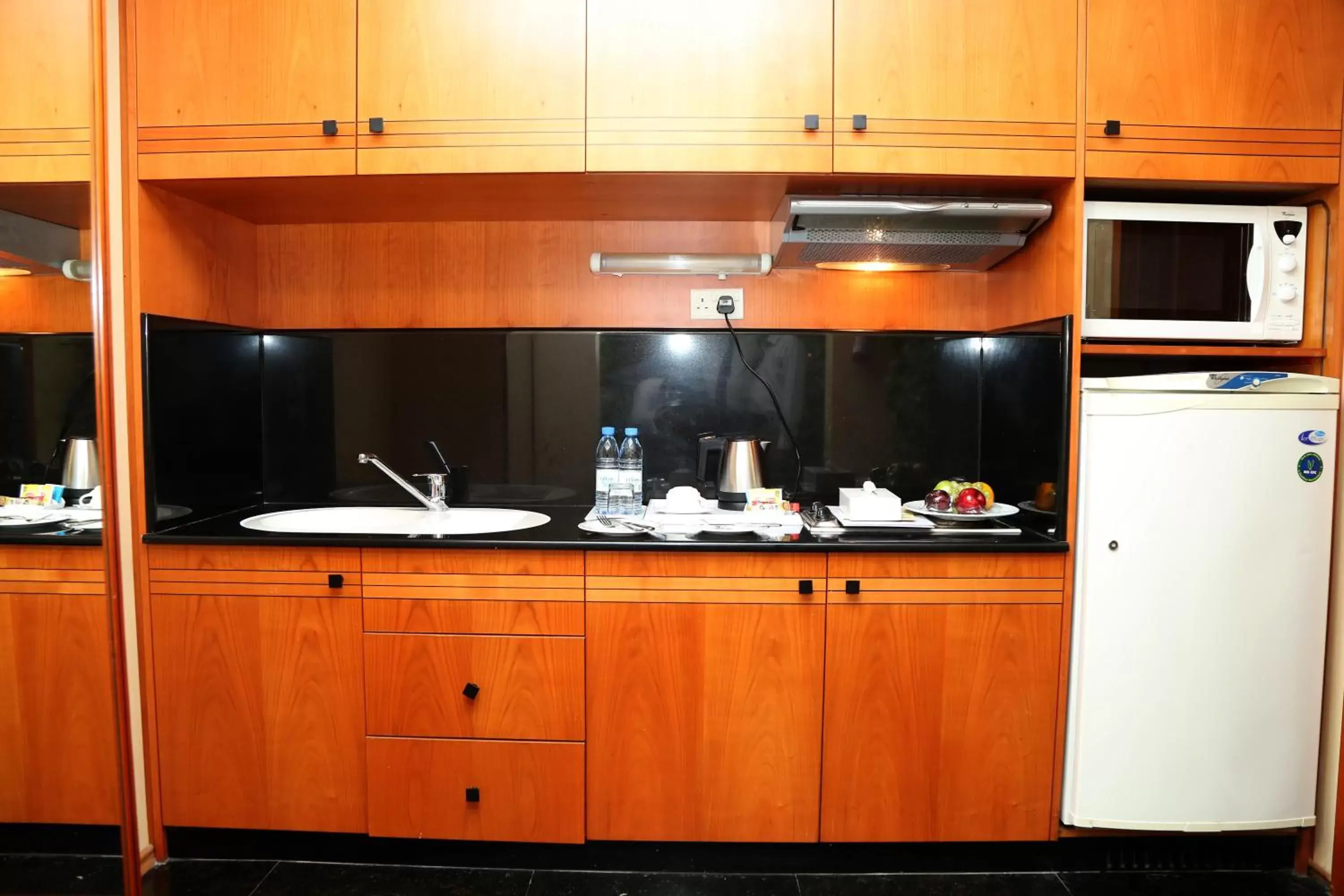 minibar, Kitchen/Kitchenette in Gulf Court Hotel