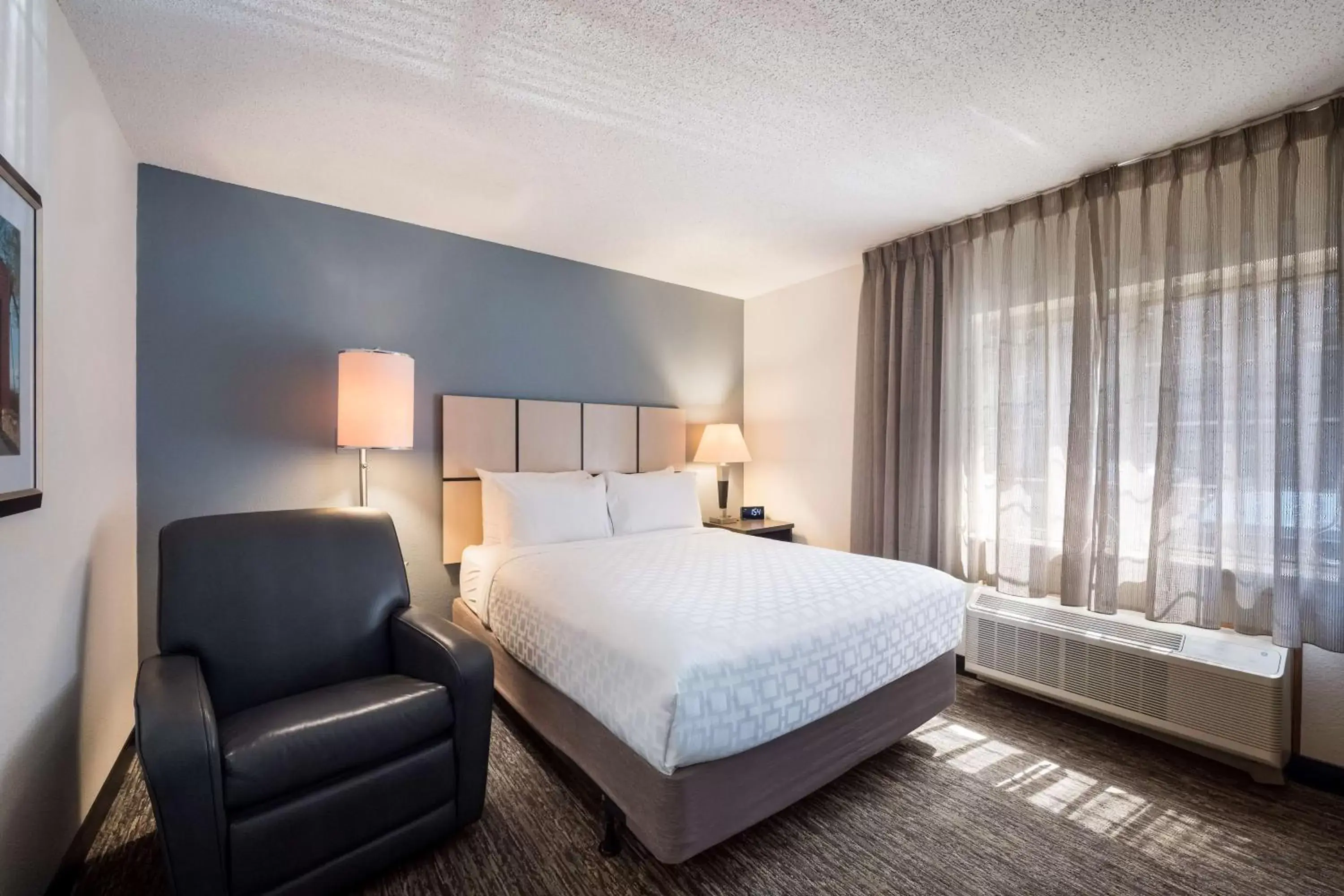 Bedroom, Bed in Sonesta Simply Suites Des Moines