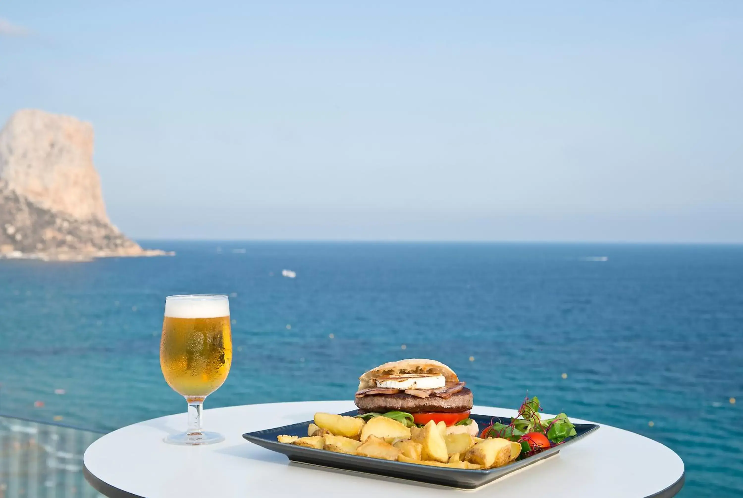 Food and drinks in Hotel Bahía Calpe by Pierre & Vacances