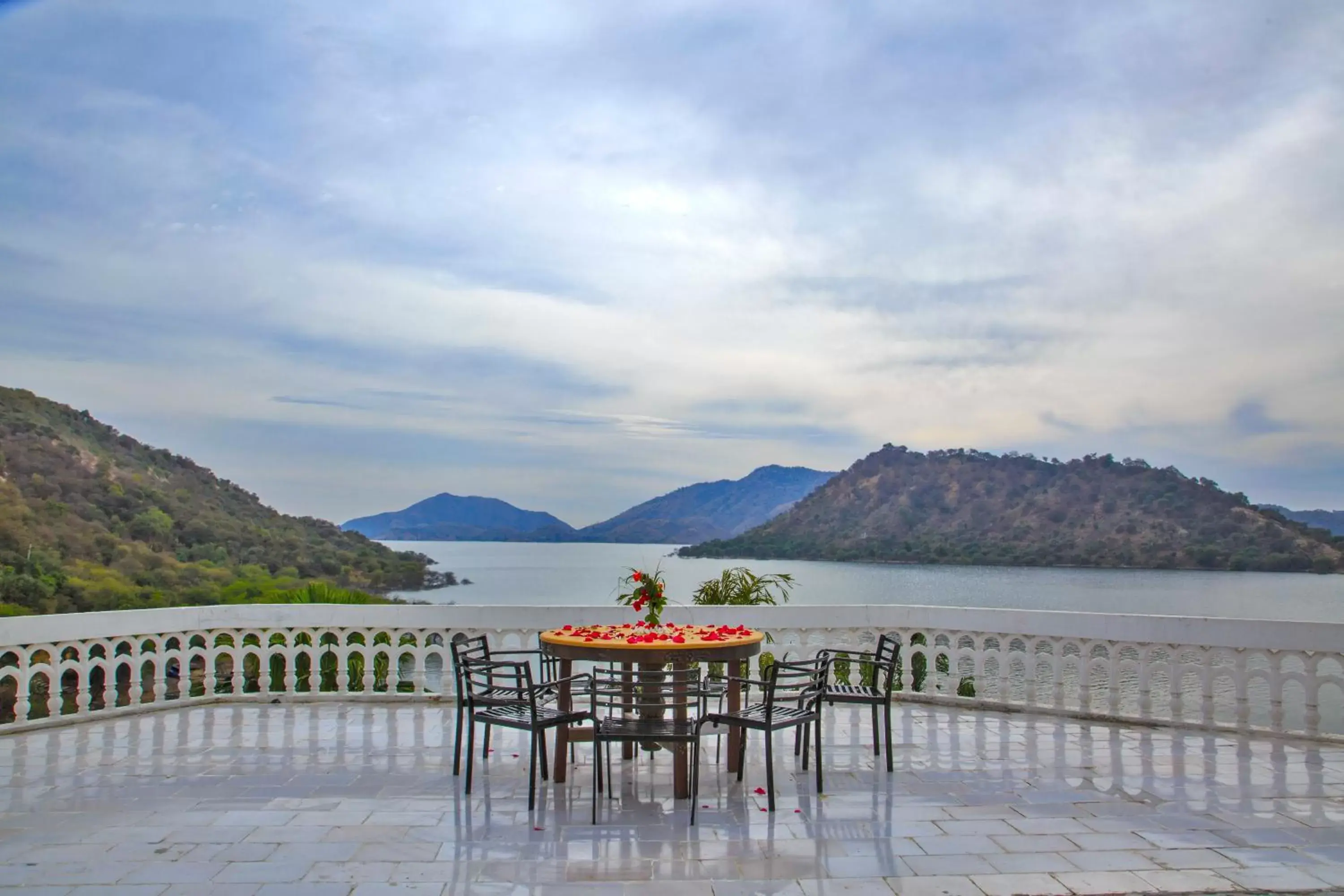 Food and drinks in Jaisamand Island Resort Food and drinks in Jaisamand Island Resort