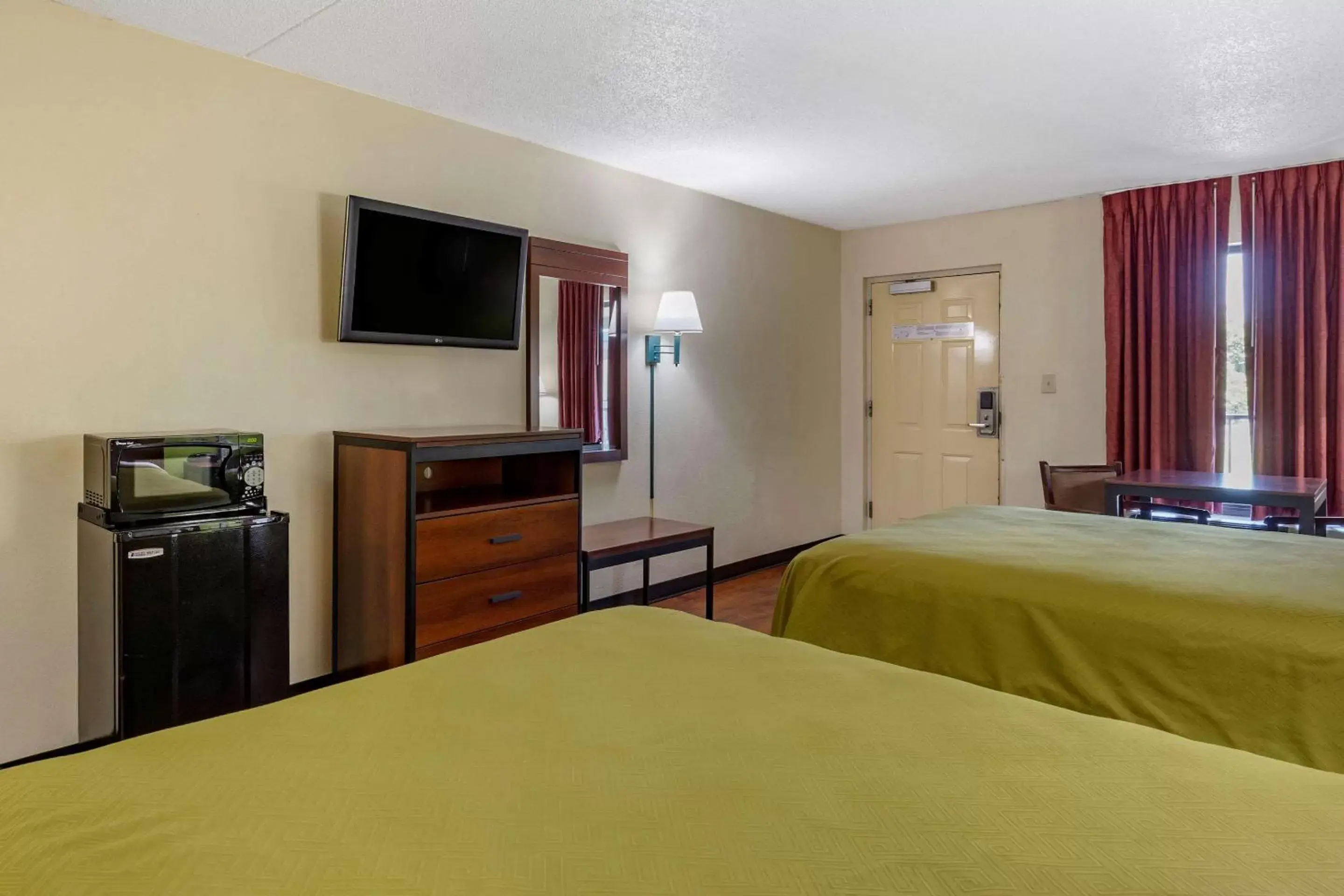 Photo of the whole room, Bed in Econo Lodge Fayetteville