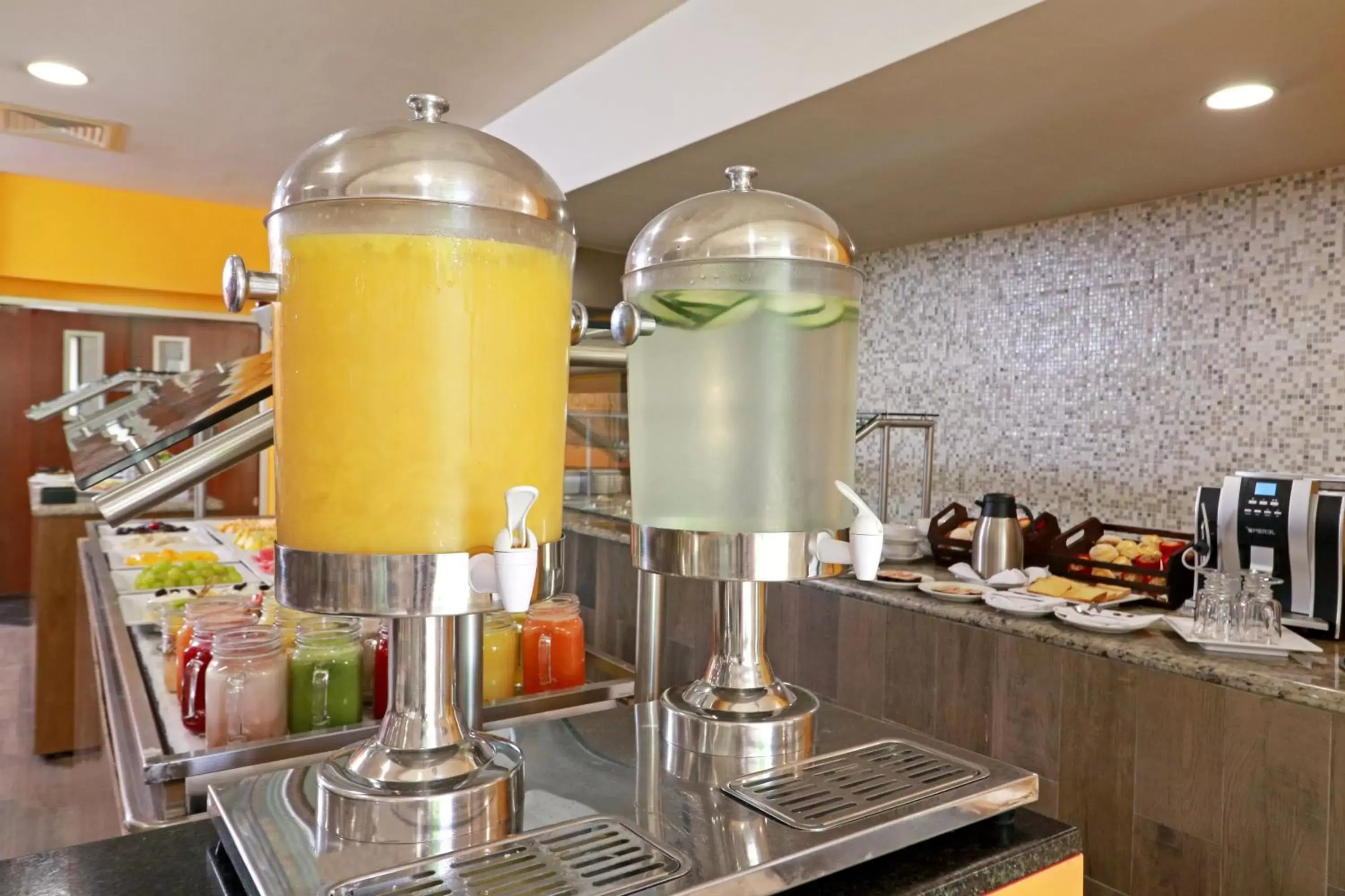 Restaurant/places to eat, Kitchen/Kitchenette in Holiday Inn Tampico-Altamira, an IHG Hotel