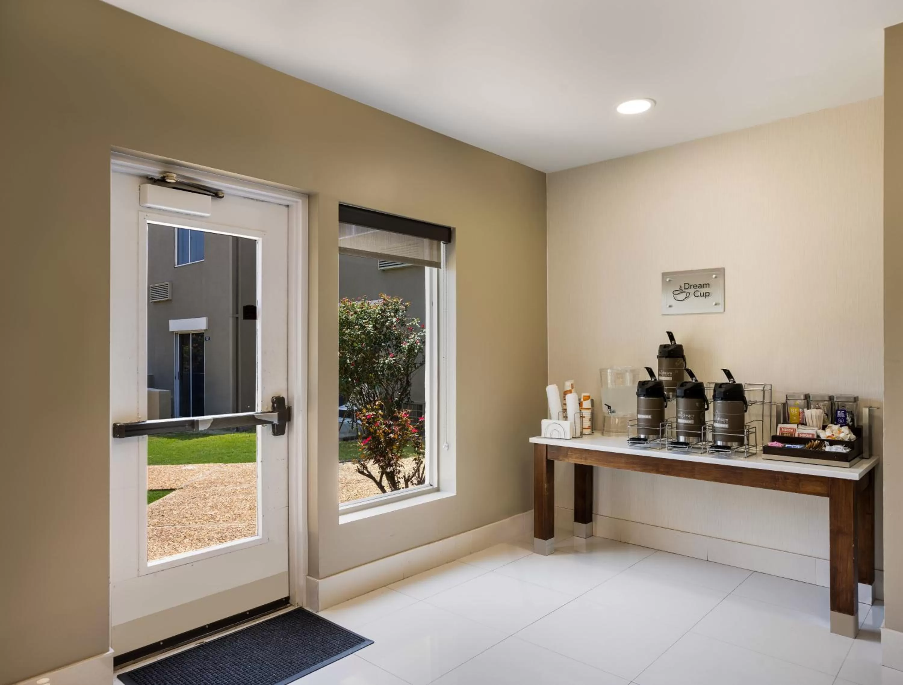 Coffee/tea facilities in MainStay Suites Savannah Midtown