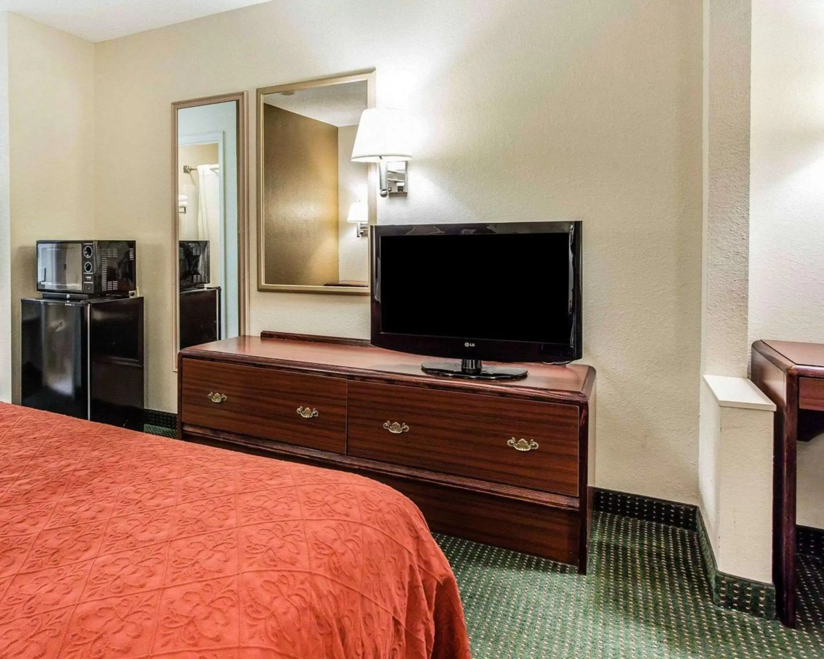 Photo of the whole room, TV/Entertainment Center in Quality Inn & Suites Stockbridge Atlanta South I-75