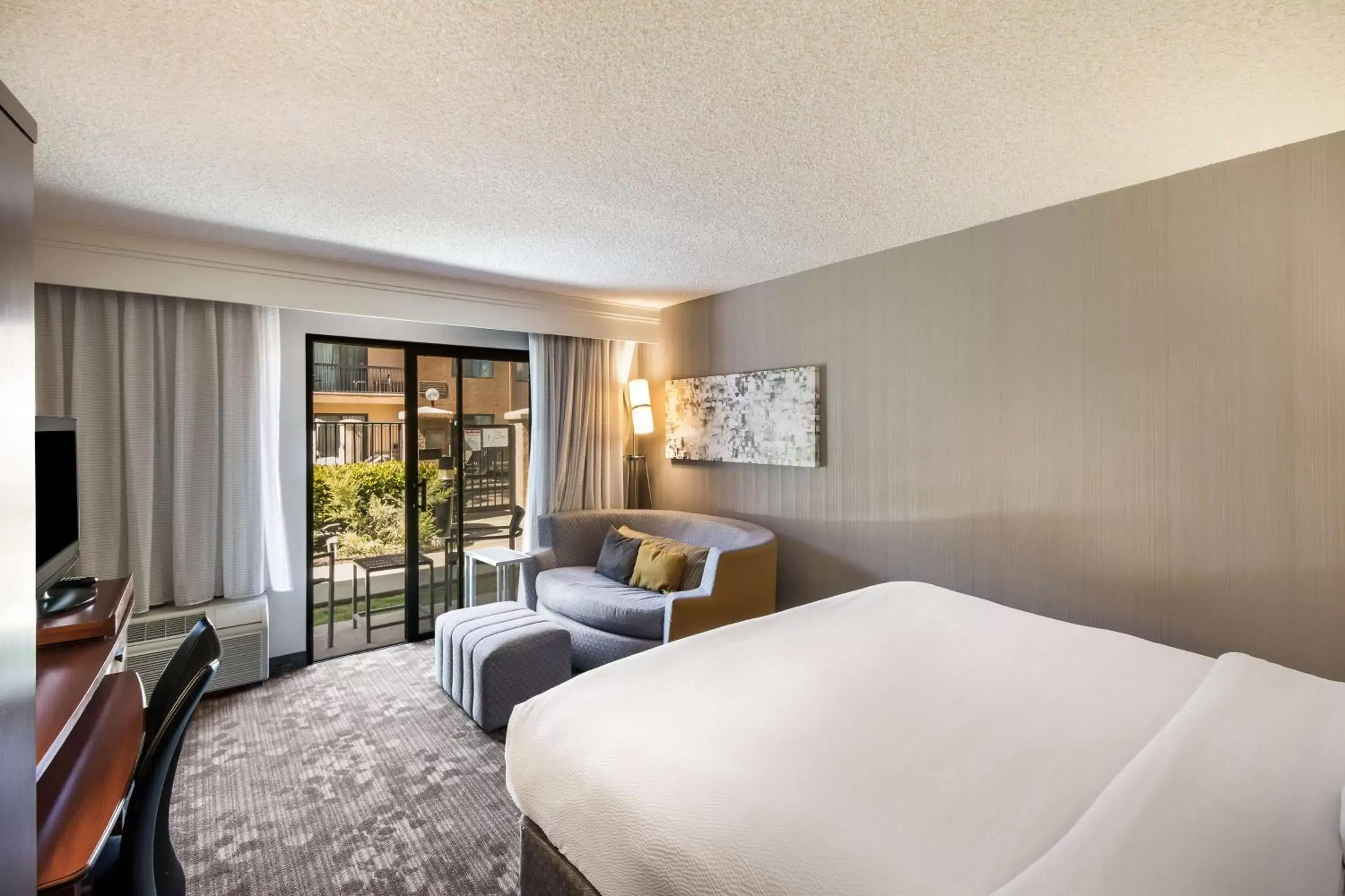 Bedroom in Sonesta Select Huntington Beach Fountain Valley