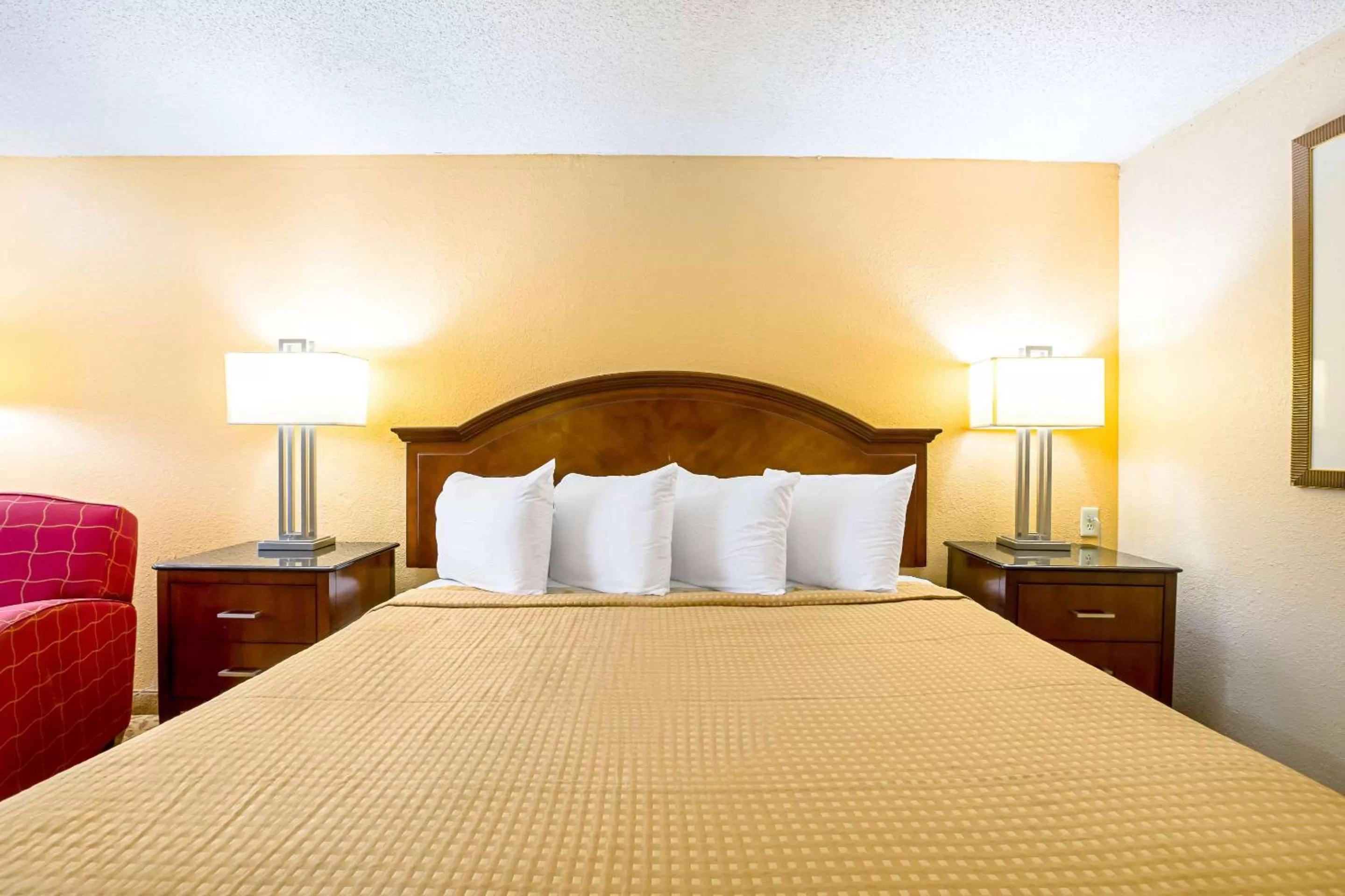 Photo of the whole room, Bed in Rodeway Inn Metro Airport