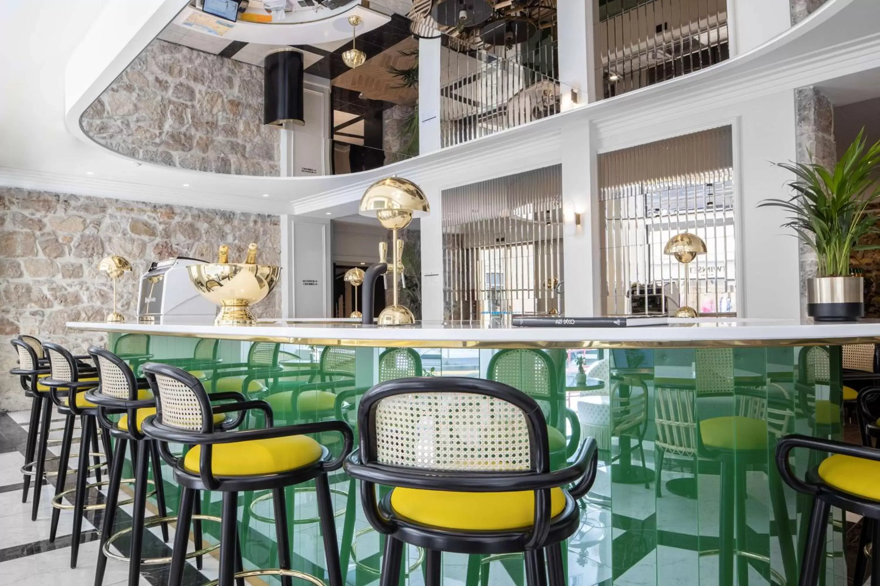 Lounge or bar in Best Western Premier Hotel Roosevelt Lounge or bar in Best Western Premier Hotel Roosevelt