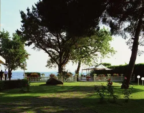Garden in Hotel Lido - Beach and Palace