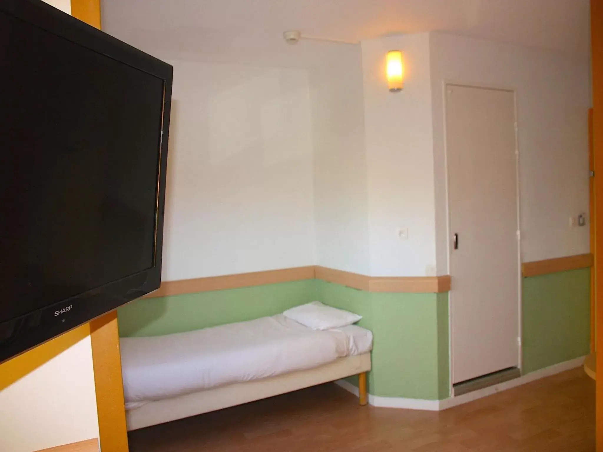 Photo of the whole room, Bed in ibis budget Thonon Les Bains