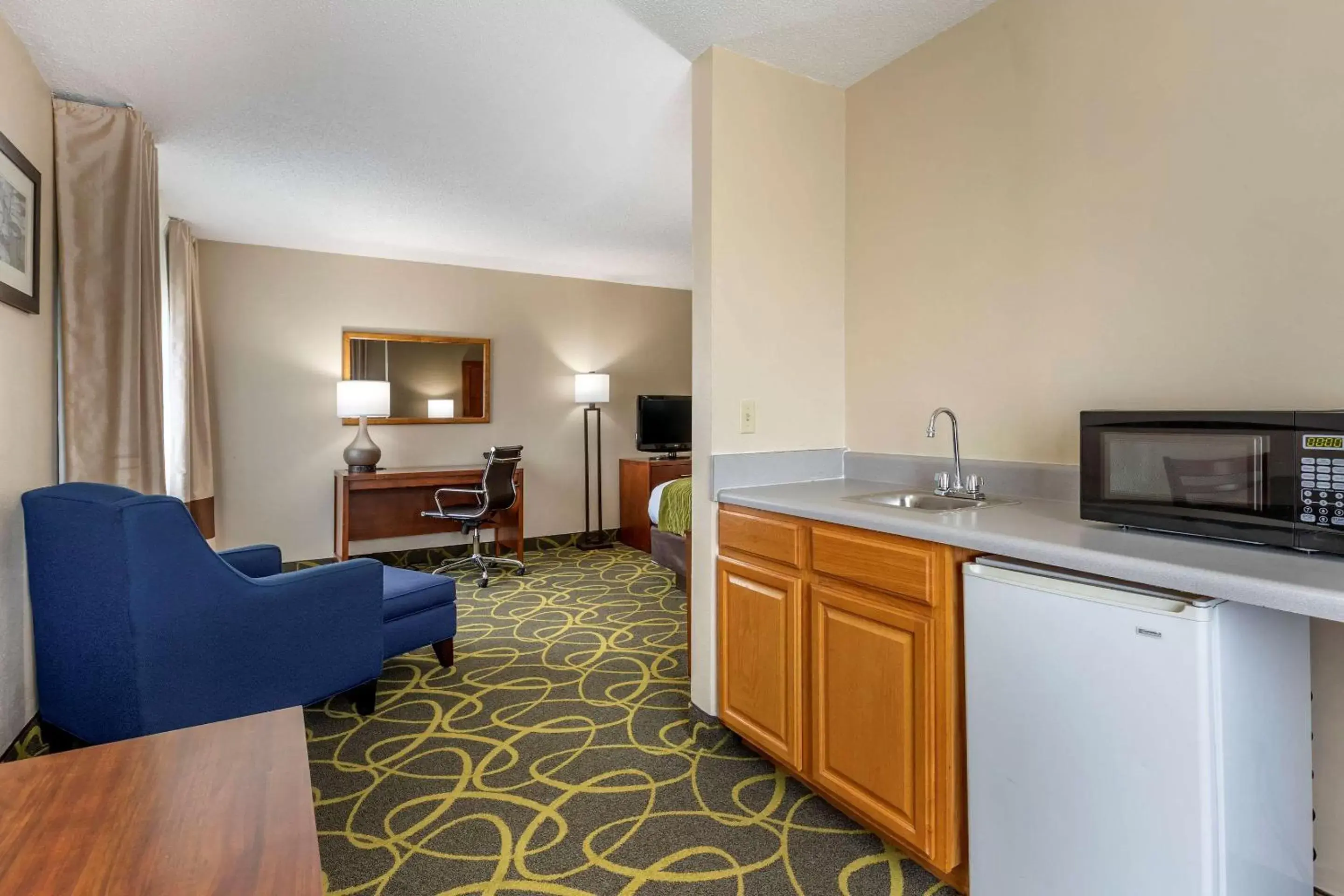Photo of the whole room, Kitchen/Kitchenette in Comfort Inn Muscatine near Hwy 61