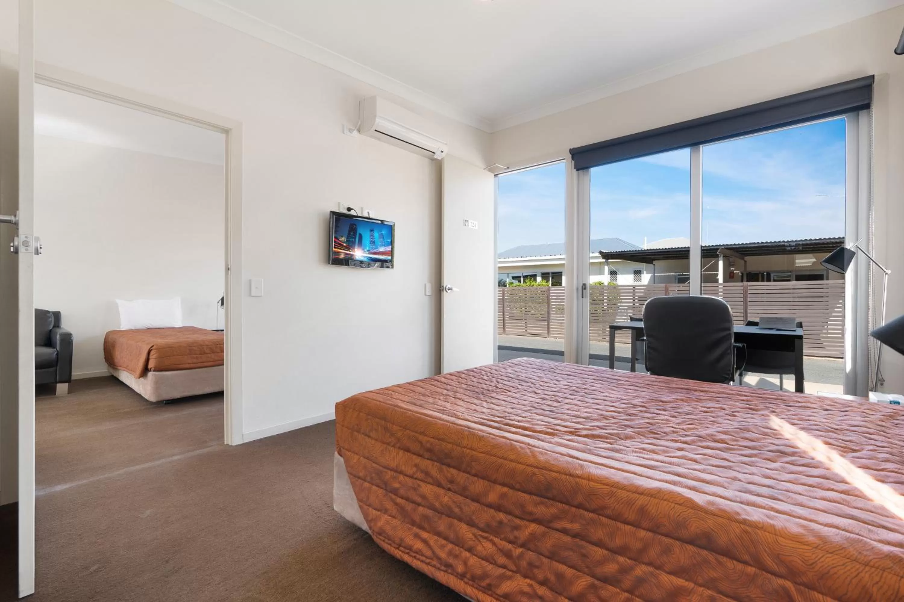 Photo of the whole room, Bed in Smart Stayzzz Inns