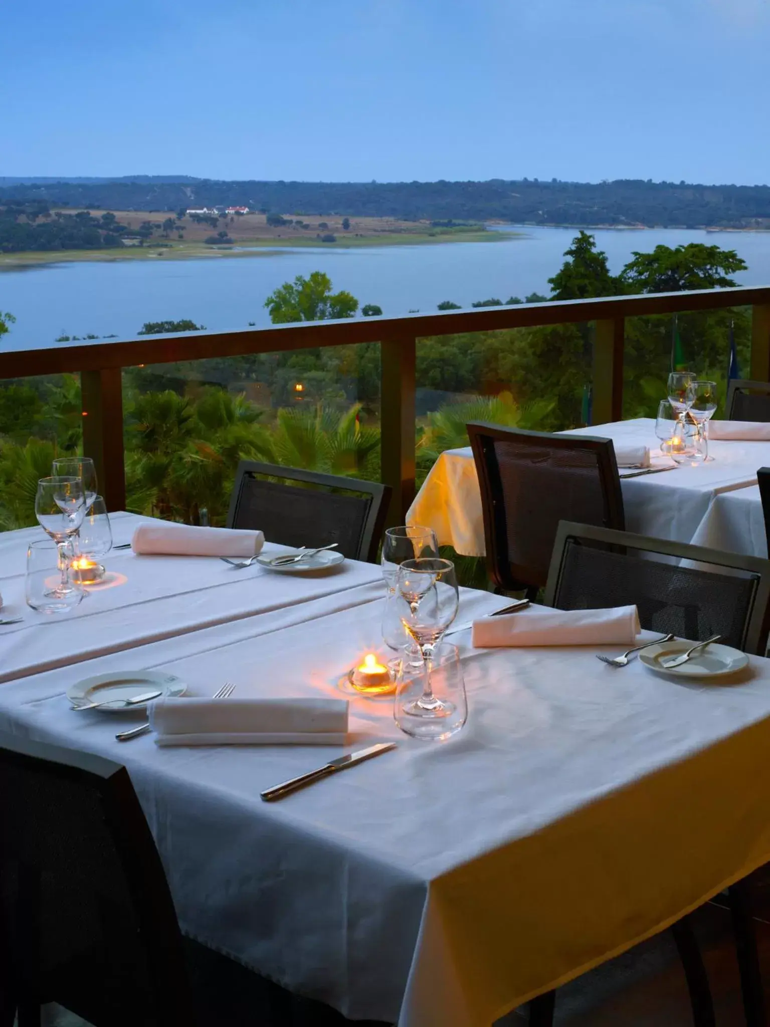 Restaurant/Places to Eat in Lago Montargil & Villas