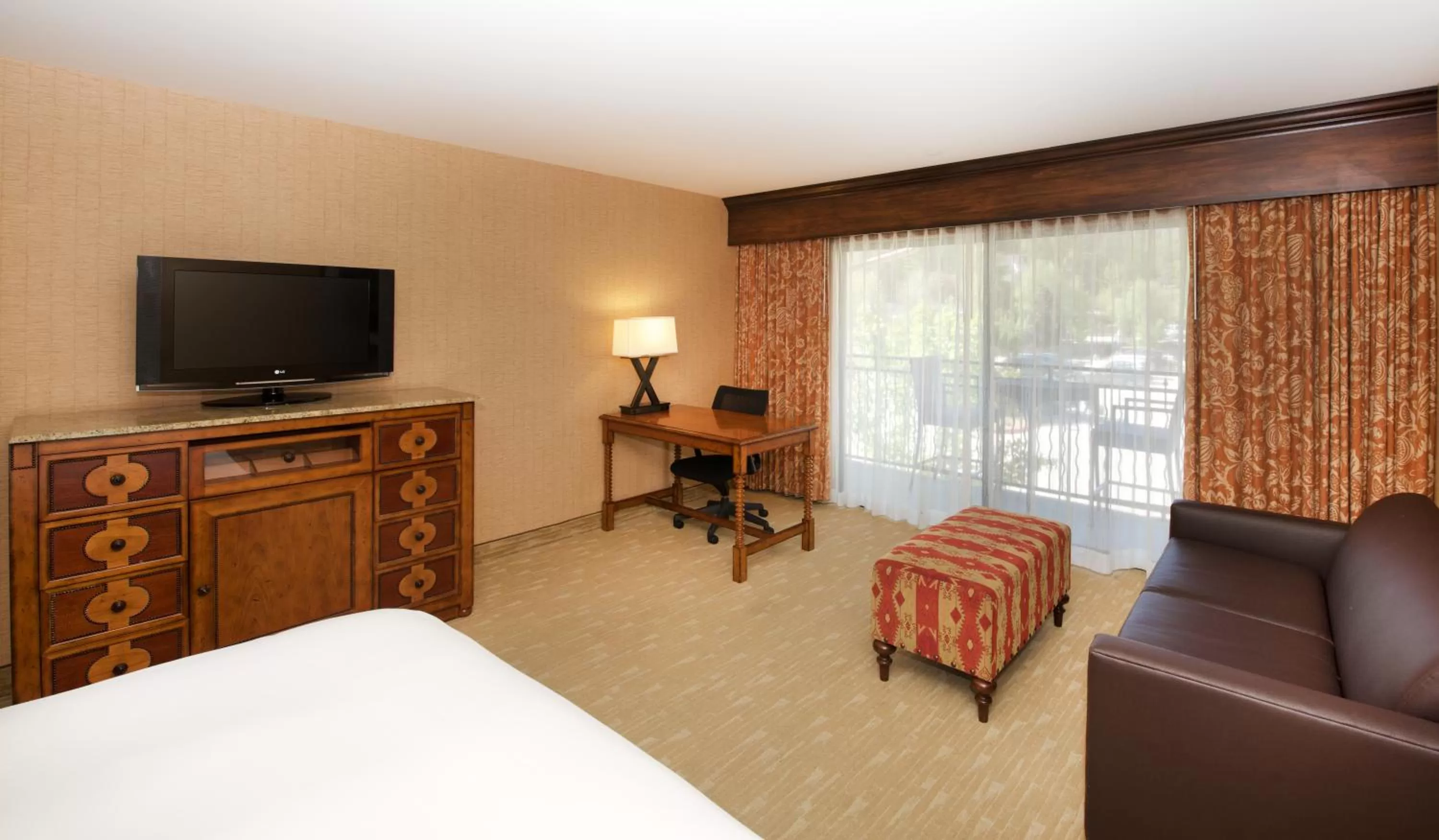 Seating area, Bed in Lake Arrowhead Resort & Spa