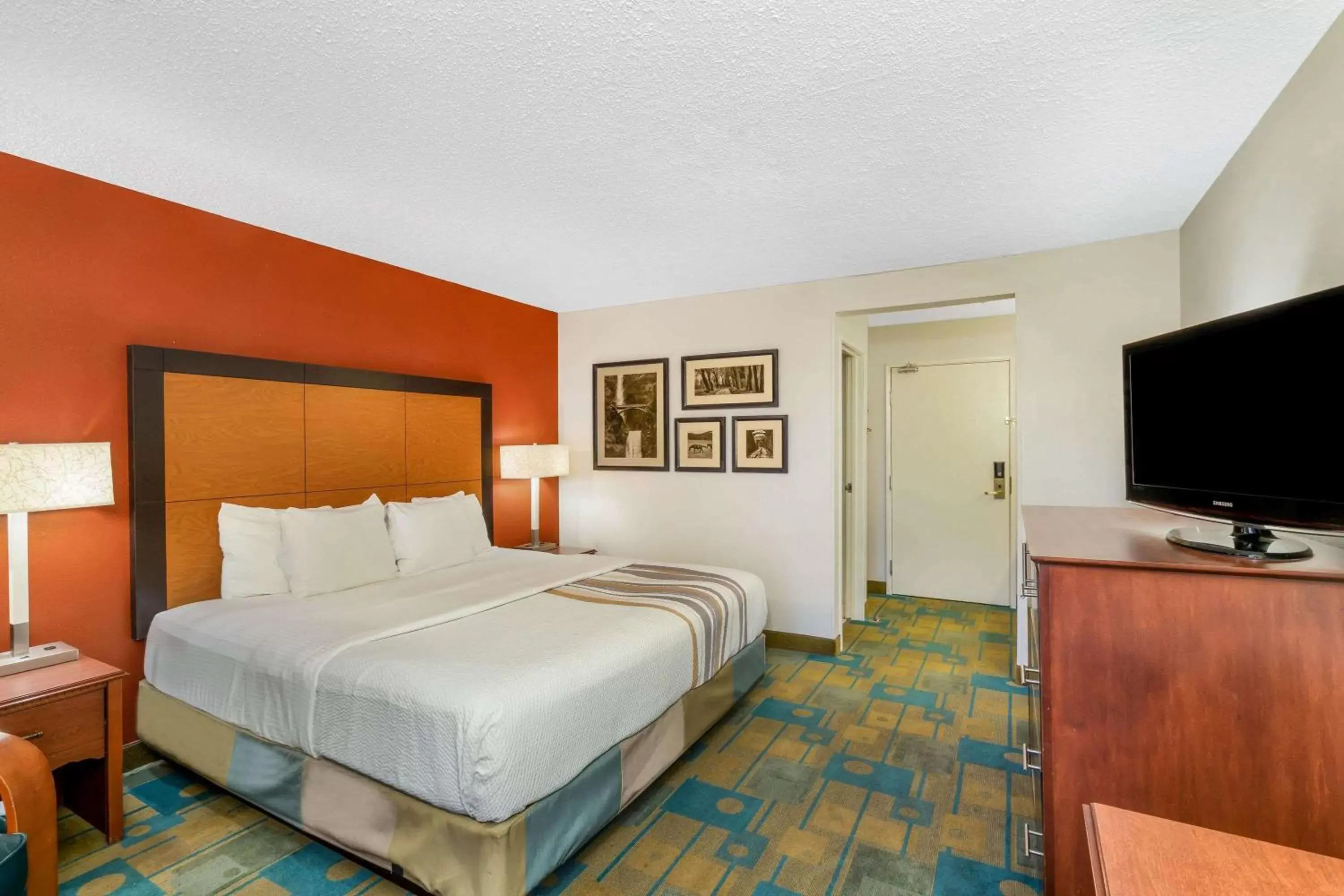 Photo of the whole room, Bed in La Quinta Inn & Suites by Wyndham Meridian