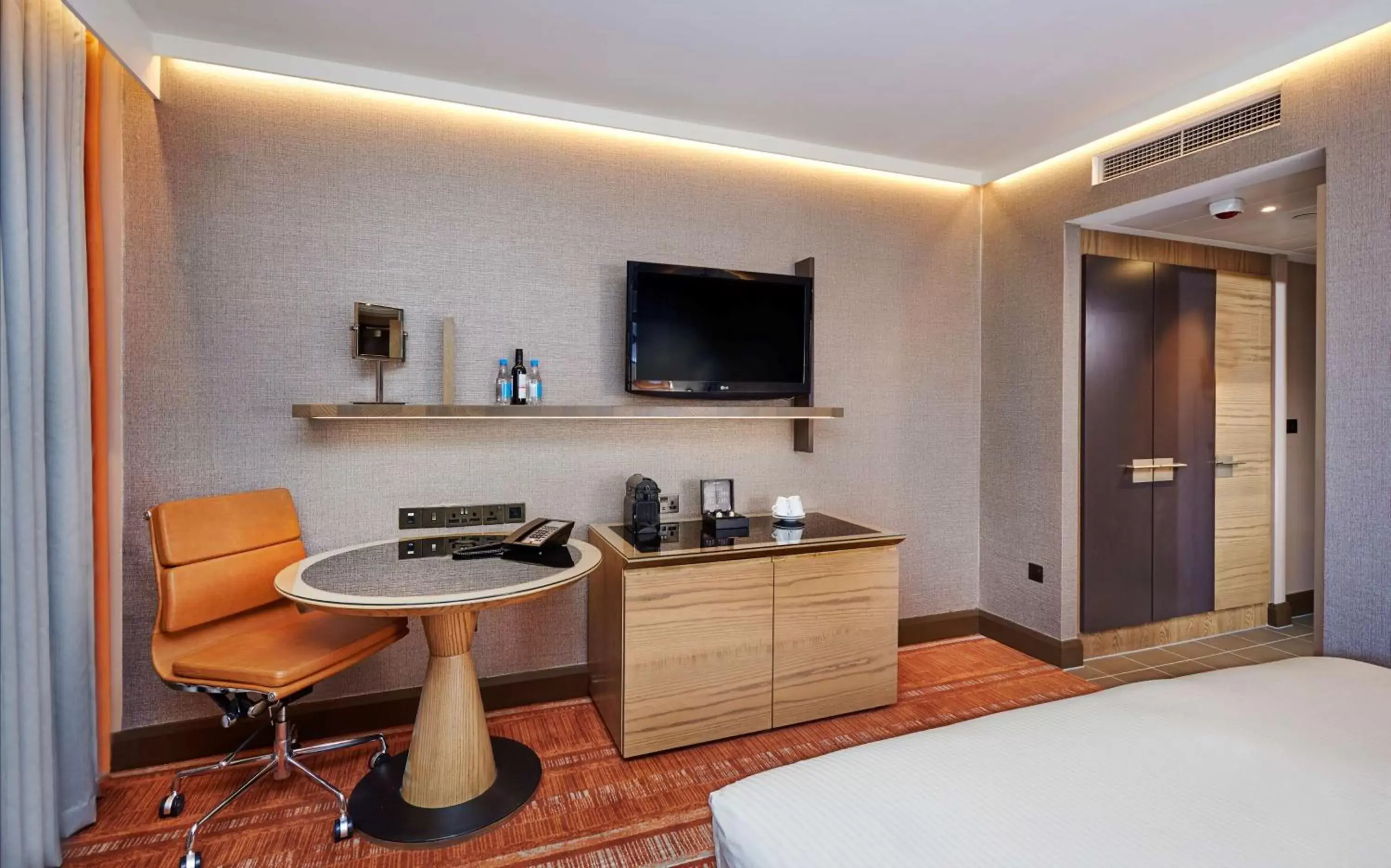 Bedroom, TV/Entertainment Center in Hilton London Tower Bridge