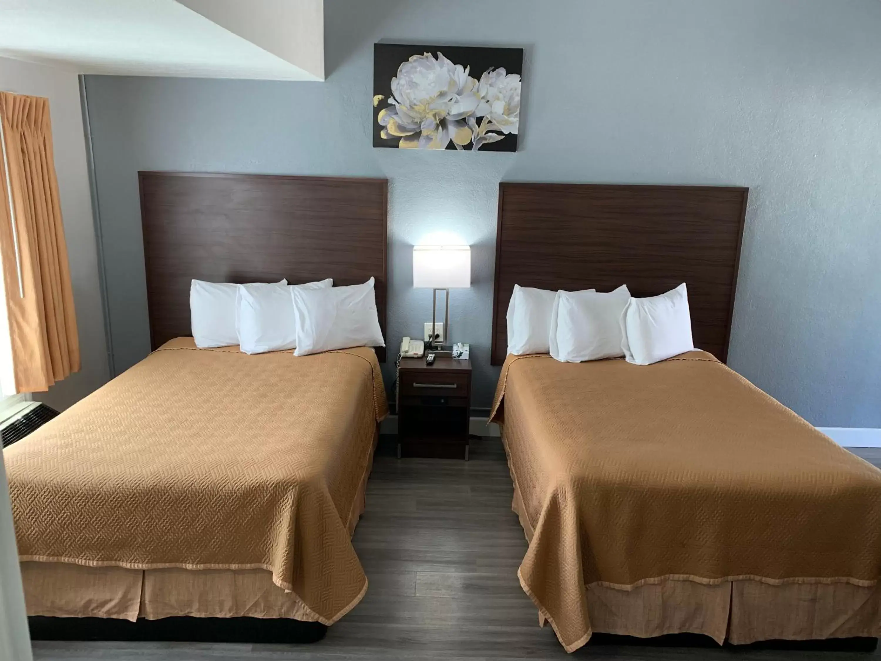 Bed in Bestway Inn Bed in Bestway Inn