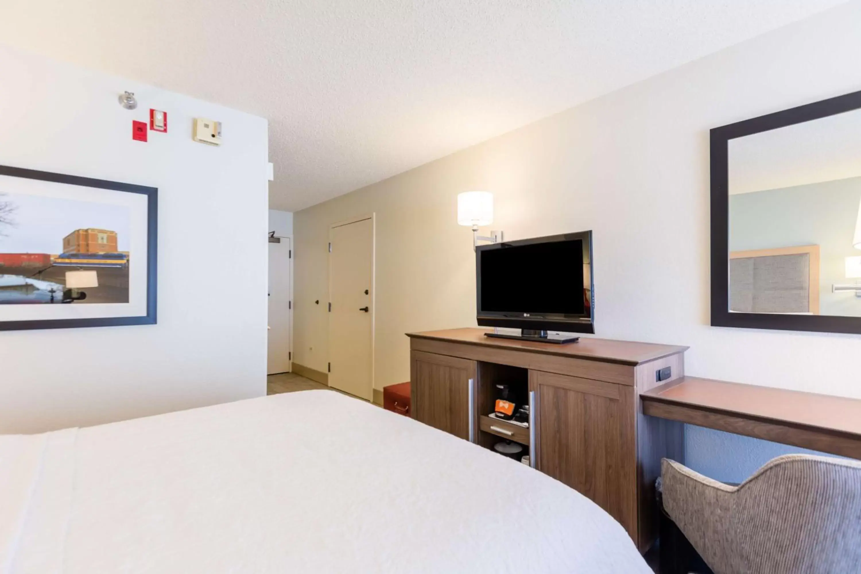 Queen Room with Mobility Access/Non-Smoking in Hampton Inn Rochester Queen Room with Mobility Access/Non-Smoking in Hampton Inn Rochester