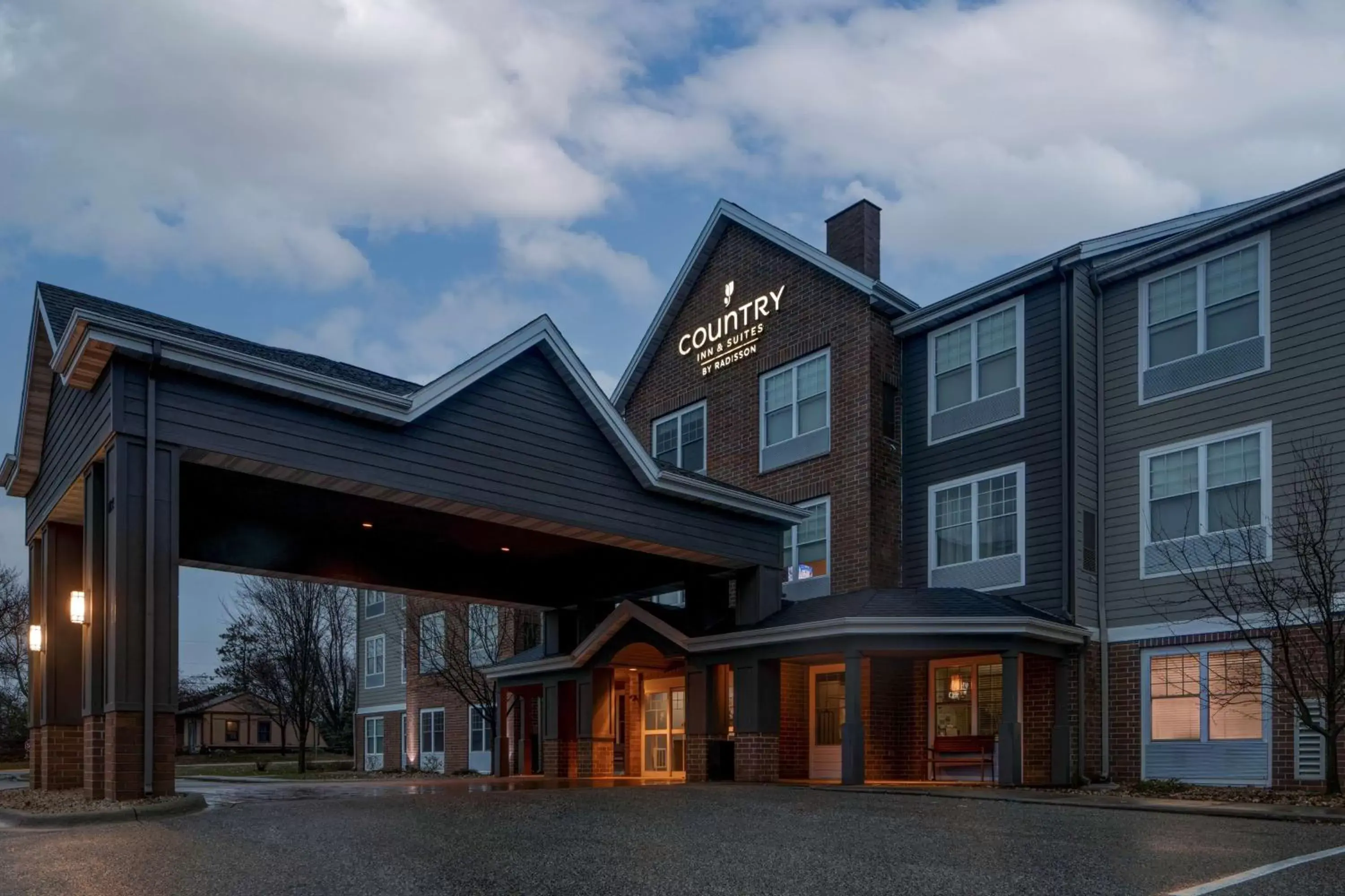 Property building in Country Inn & Suites by Radisson, Red Wing, MN