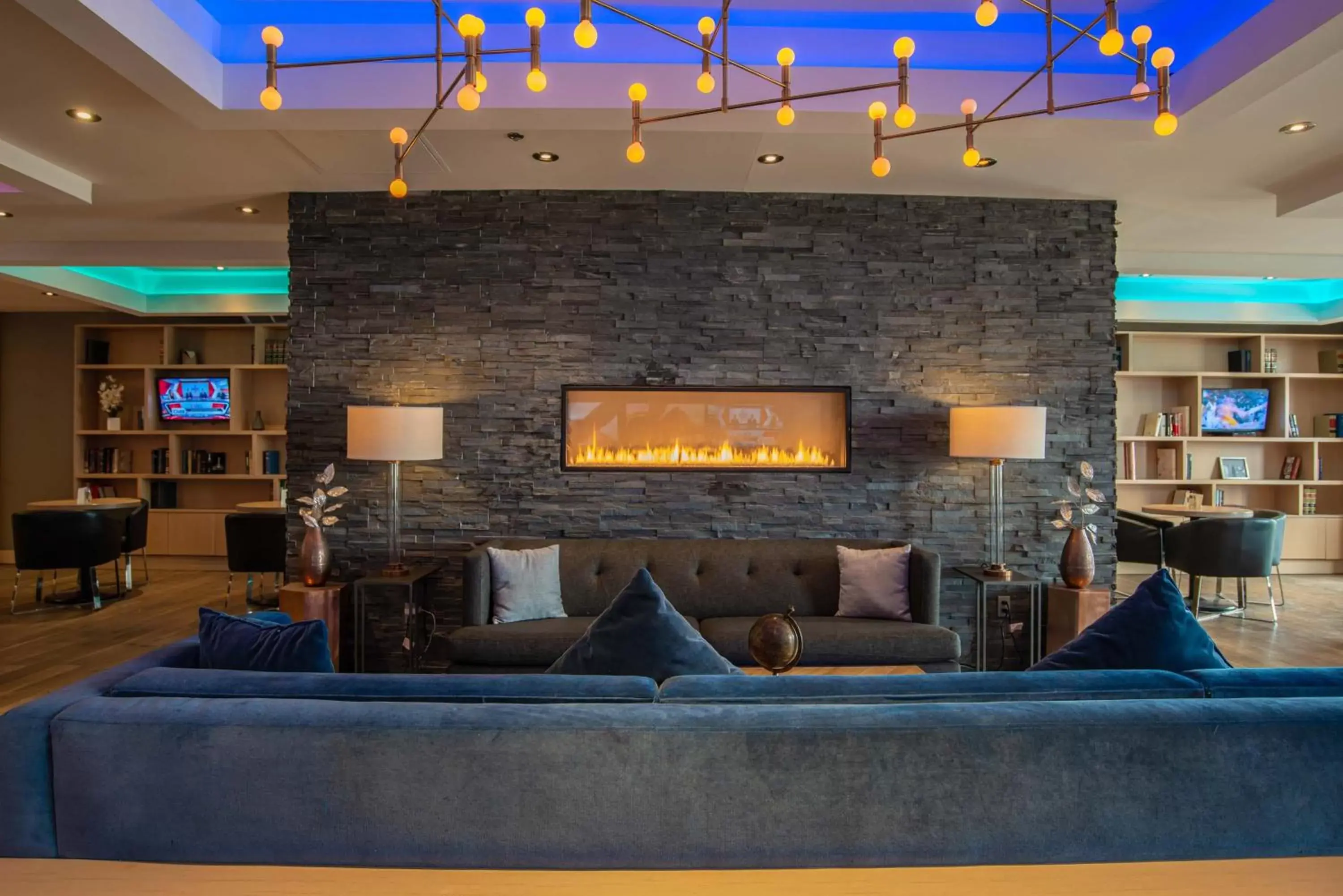 Lounge or bar, Lobby/Reception in Sandman Signature Mississauga Hotel