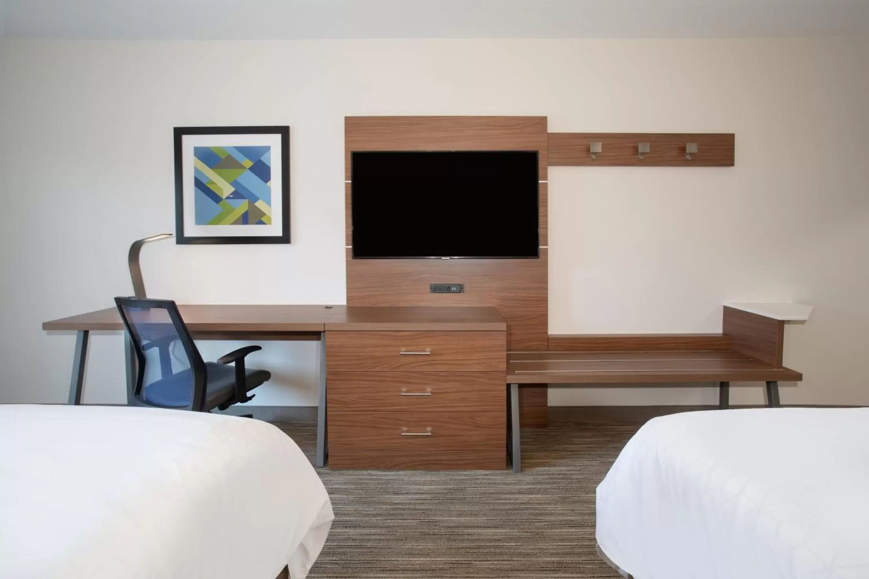 Photo of the whole room, TV/Entertainment Center in Holiday Inn Express Yreka-Shasta Area, an IHG Hotel