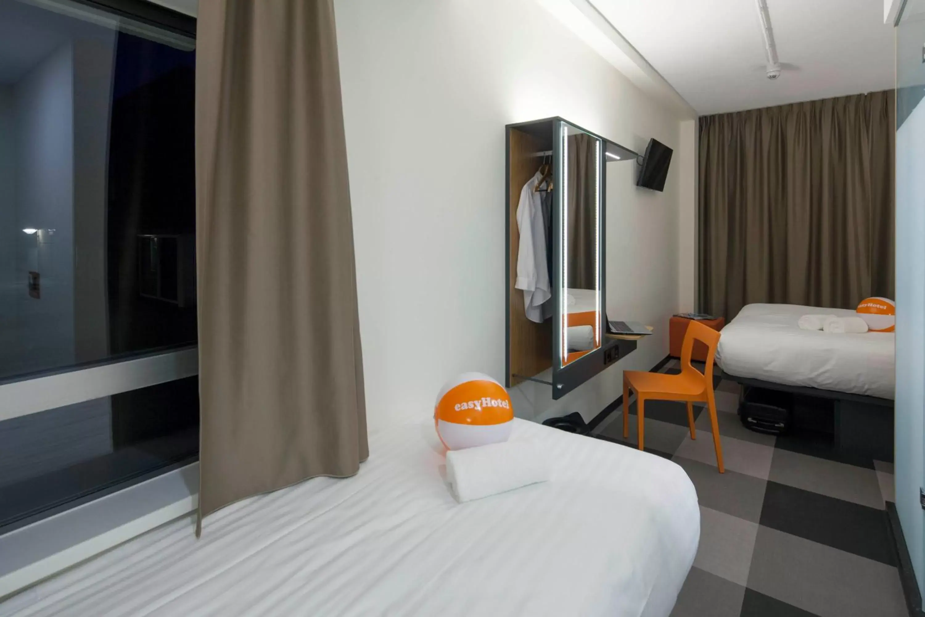 Photo of the whole room, Bed in easyHotel The Hague Scheveningen Beach