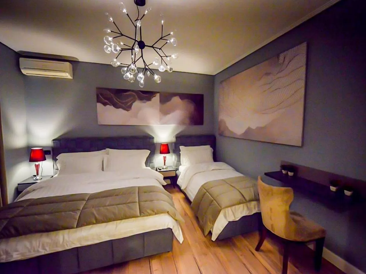 Photo of the whole room in Hotel Vila Tirana