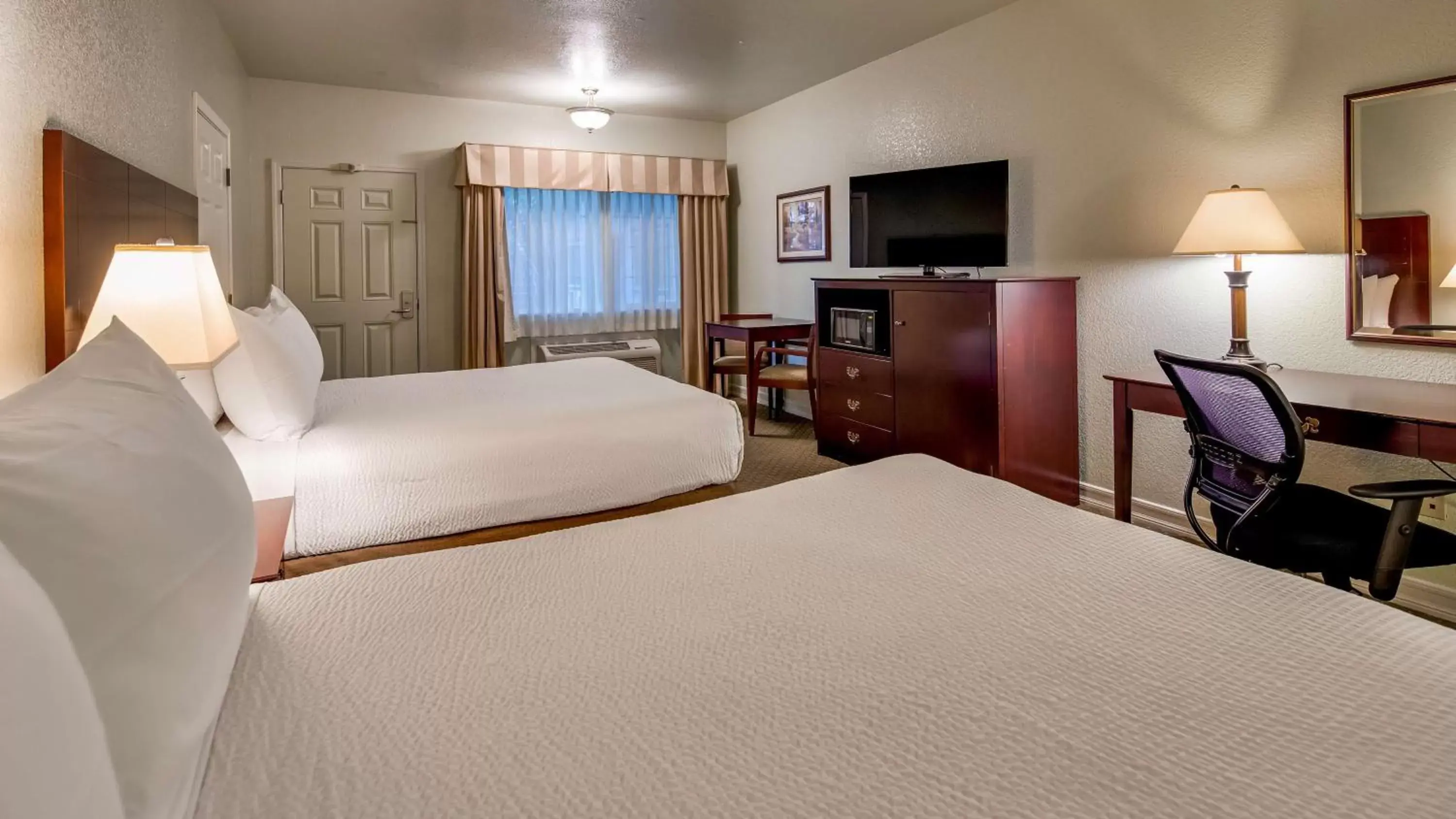 Photo of the whole room, Bed in Best Western Plus Bayshore Inn