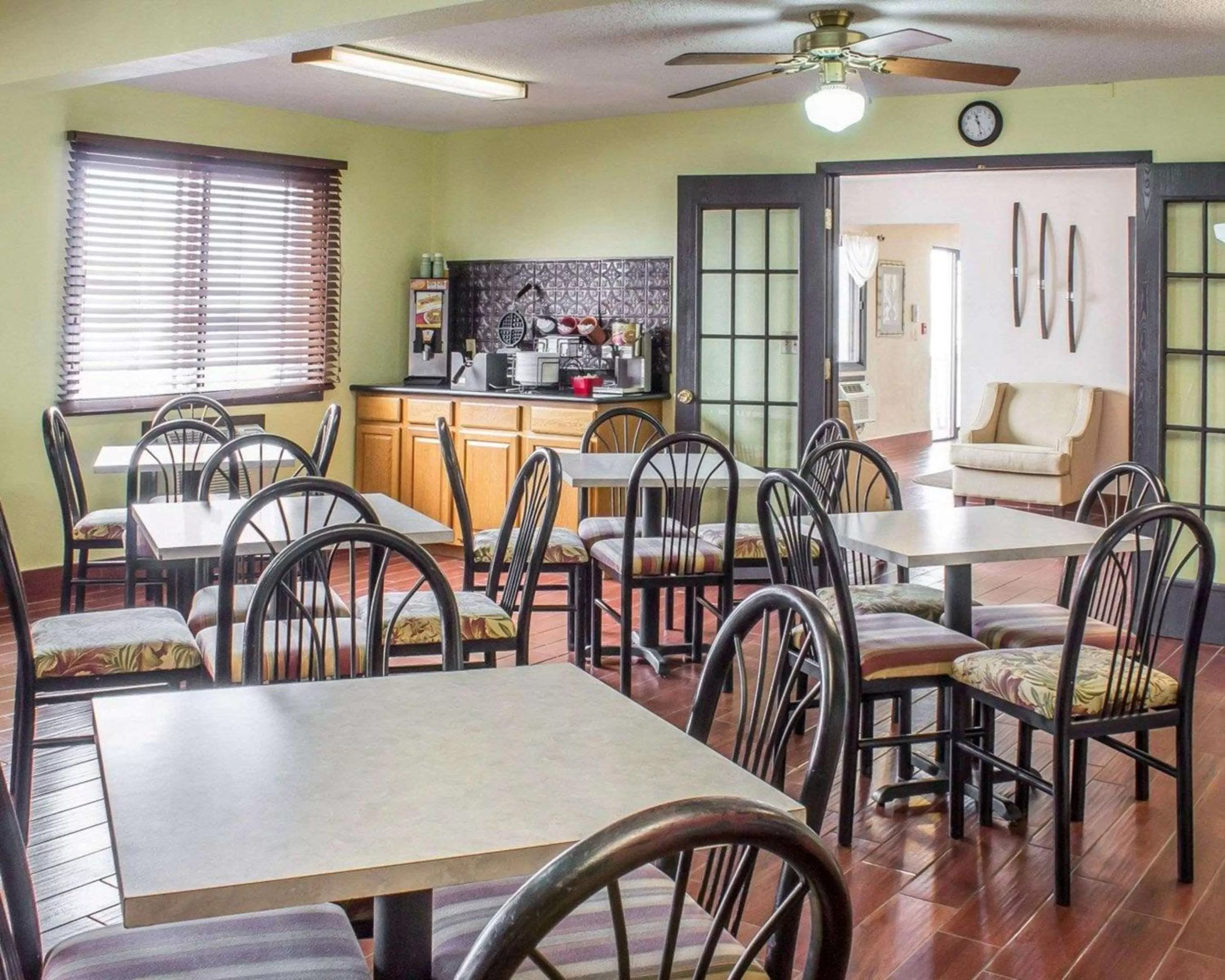 Restaurant/places to eat in Econo Lodge